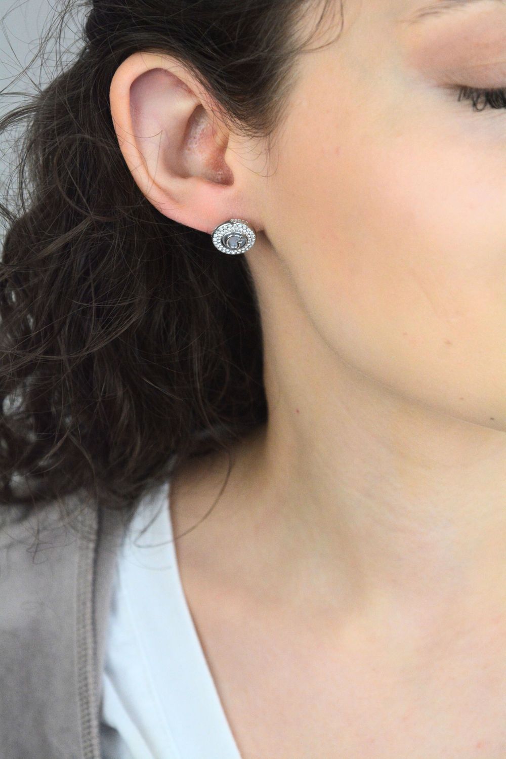 Kolczyki damskie Guess srebrne z perłowym środkiem i cyrkoniami.jpg