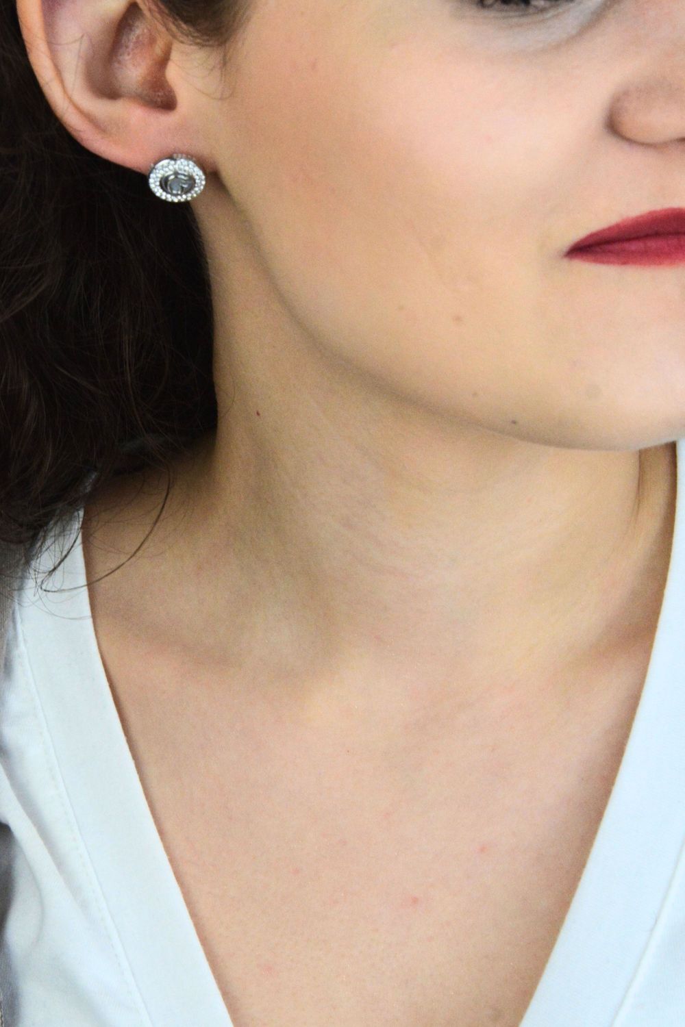 Kolczyki damskie Guess srebrne z perłowym środkiem i cyrkoniami.jpg