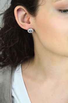 Kolczyki damskie Guess srebrne z perłowym środkiem i cyrkoniami JUBE06211JWRHT-U (1).jpg