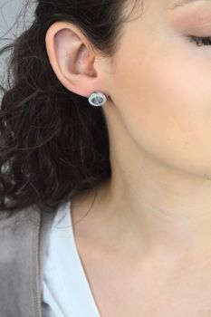 Kolczyki damskie Guess srebrne z perłowym środkiem i cyrkoniami JUBE06211JWRHT-U (3).jpg