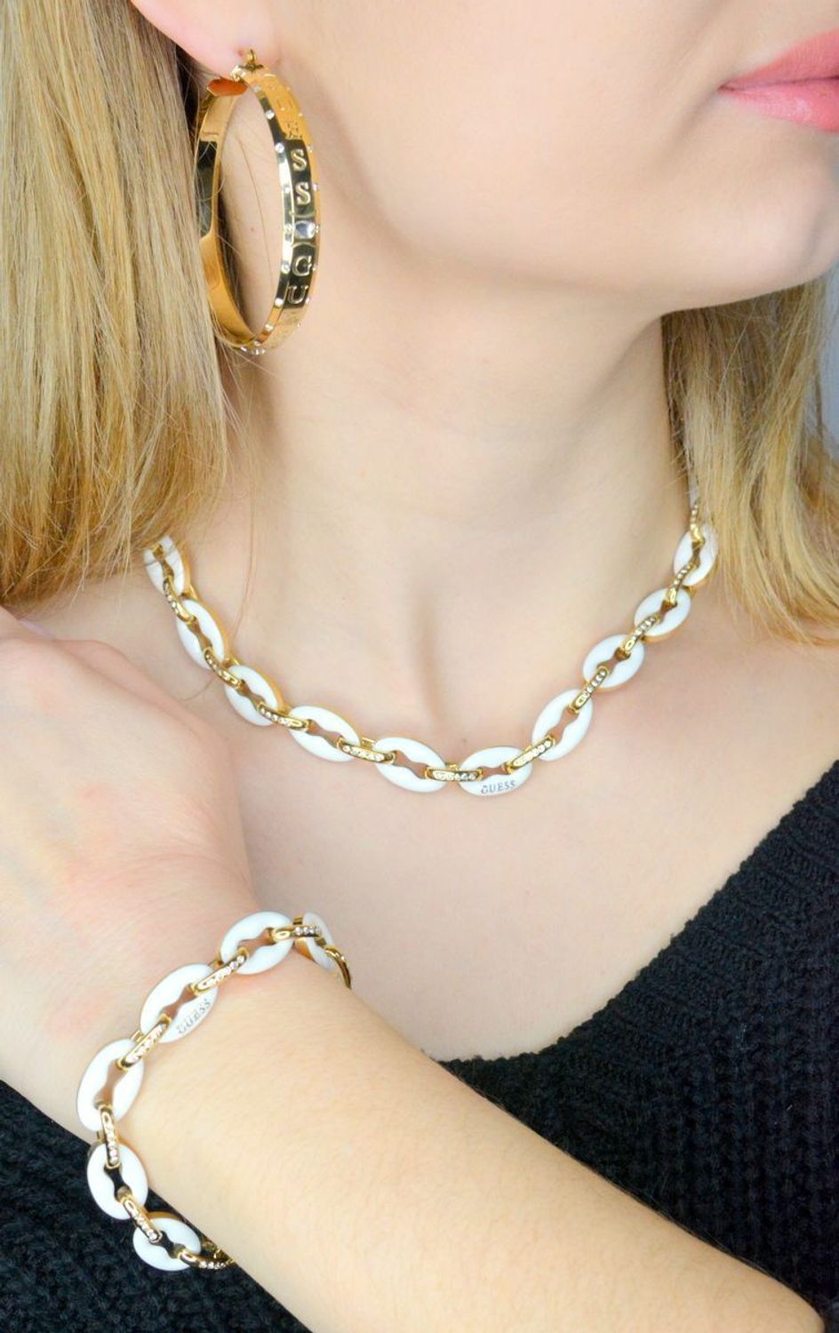 Naszyjnik GUESS pozłacany z białymi ogniwkami JUBN01410JWYGWHT-U. Naszyjnik damski Guess. Damski naszyjnik stalowy Guess. Naszyjnik damski w złotym kolorze Guess. Naszyjnik z białymi ogniwkami Guess. Naszyjnik damski Guess na prezent..jpg