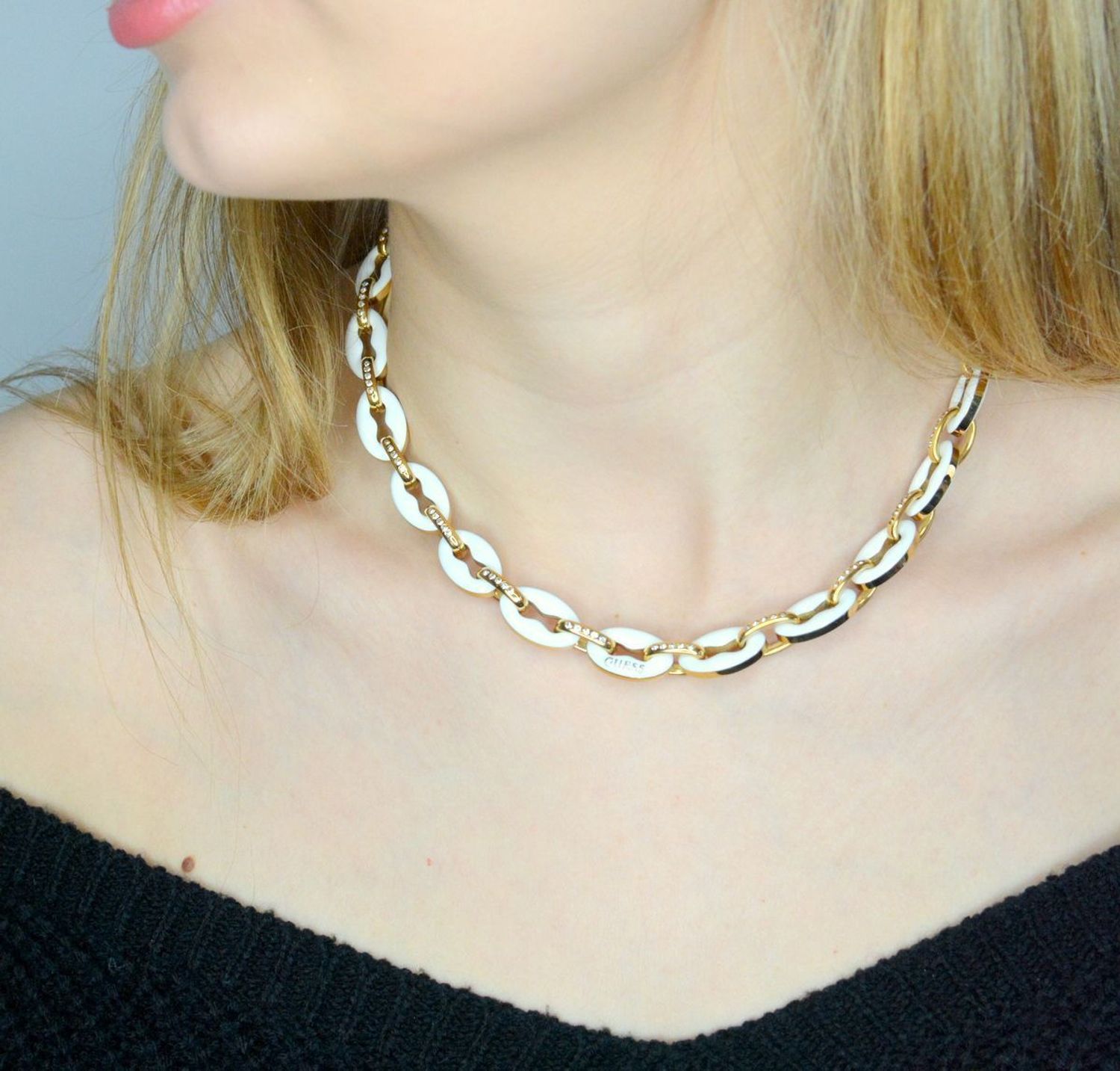 Naszyjnik GUESS pozłacany z białymi ogniwkami JUBN01410JWYGWHT-U. Naszyjnik damski Guess. Damski naszyjnik stalowy Guess. Naszyjnik damski w złotym kolorze Guess. Naszyjnik z białymi ogniwkami Guess. Naszyjnik damski Guess na prezent..jpg