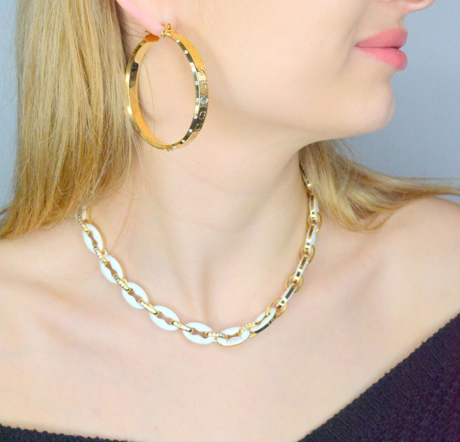 Naszyjnik GUESS pozłacany z białymi ogniwkami JUBN01410JWYGWHT-U. Naszyjnik damski Guess. Damski naszyjnik stalowy Guess. Naszyjnik damski w złotym kolorze Guess. Naszyjnik z białymi ogniwkami Guess. Naszyjnik damski Guess na prezent..jpg