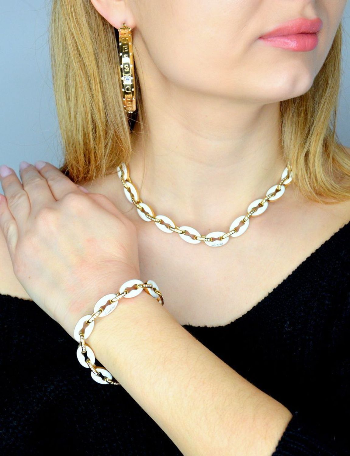 Naszyjnik GUESS pozłacany z białymi ogniwkami JUBN01410JWYGWHT-U. Naszyjnik damski Guess. Damski naszyjnik stalowy Guess. Naszyjnik damski w złotym kolorze Guess. Naszyjnik z białymi ogniwkami Guess. Naszyjnik damski Guess na prezent..jpg