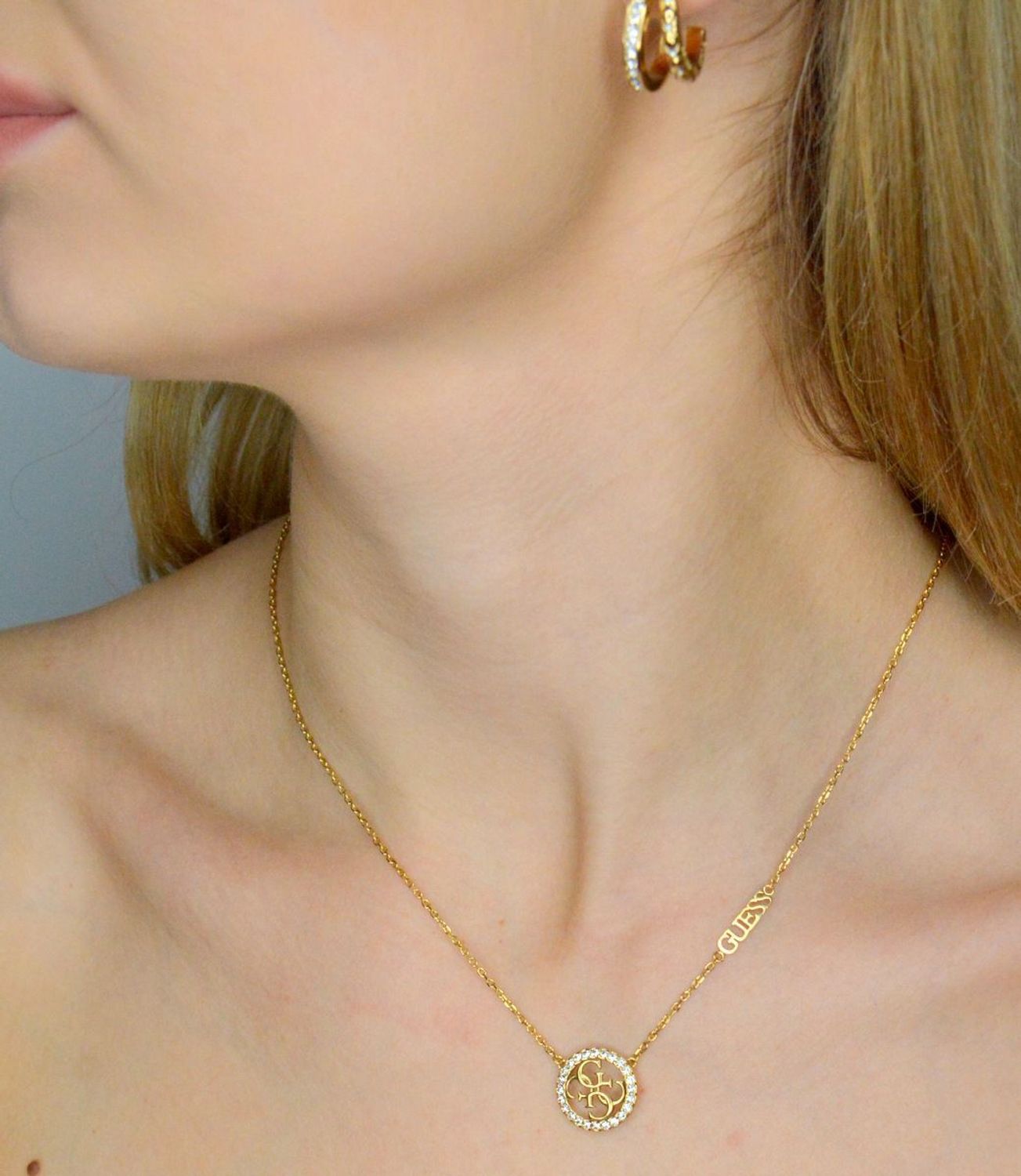 Naszyjnik GUESS JUBN02141JWYGTU Stalowy, naszyjnik składający się z łańcuszka z zawieszką ozdobioną w cyrkonie z logo Guess. Wyjątkowa ozdoba, która świetnie się sprawdzi jako dodatek do eleganckich stylizacji.2.webp