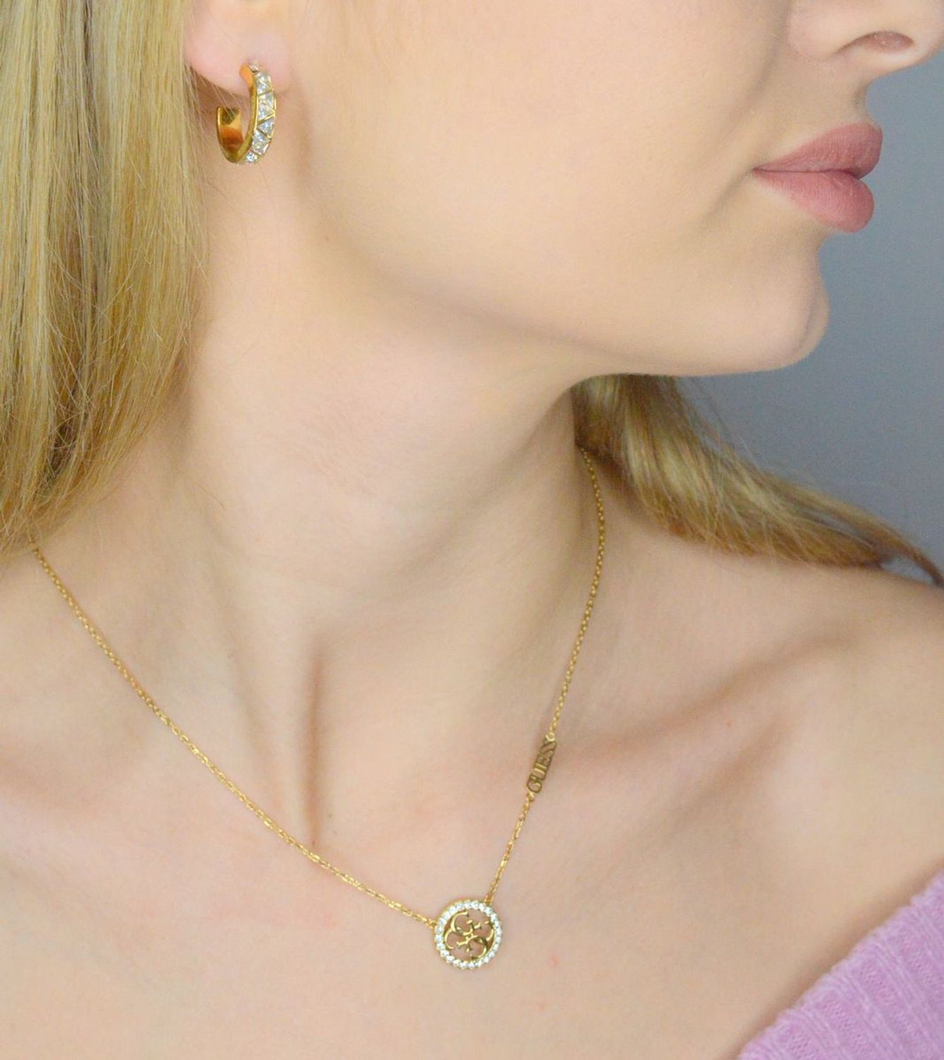 Naszyjnik GUESS JUBN02141JWYGTU Stalowy, naszyjnik składający się z łańcuszka z zawieszką ozdobioną w cyrkonie z logo Guess. Wyjątkowa ozdoba, która świetnie się sprawdzi jako dodatek do eleganckich stylizacji.2.webp