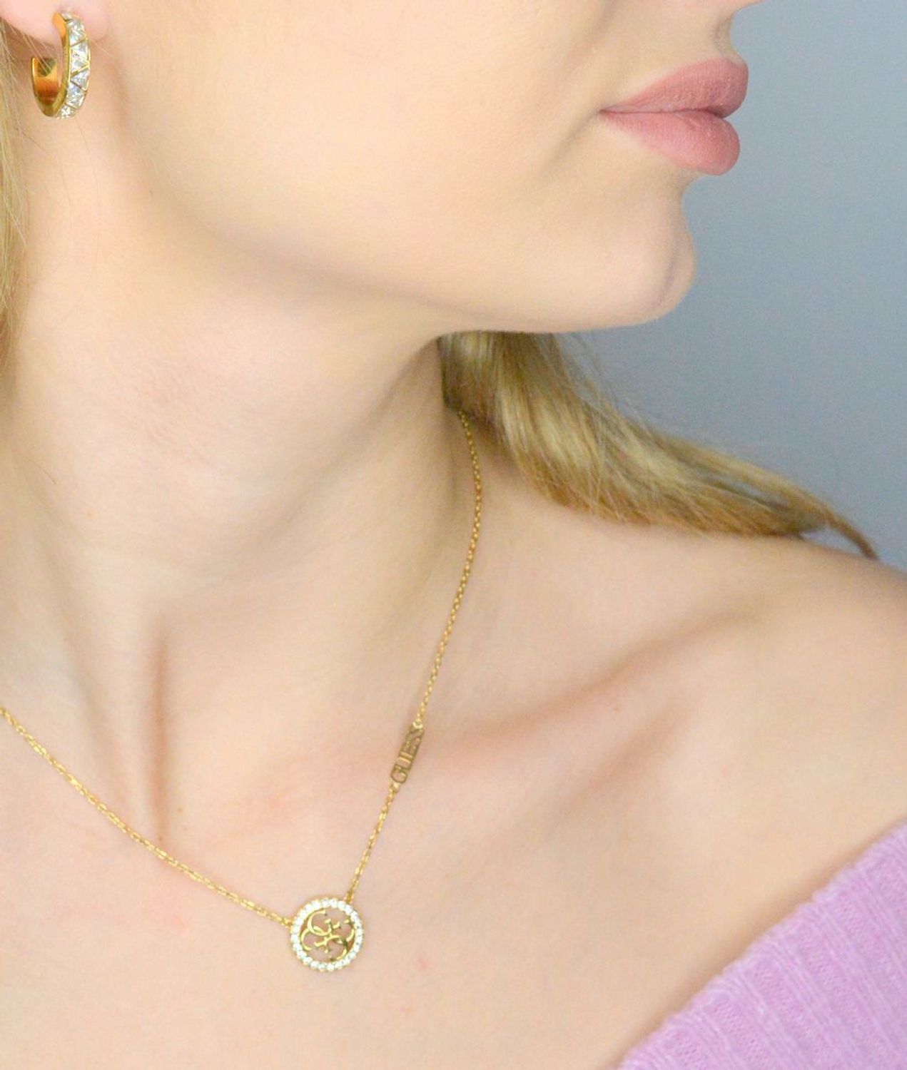 Naszyjnik GUESS JUBN02141JWYGTU Stalowy, naszyjnik składający się z łańcuszka z zawieszką ozdobioną w cyrkonie z logo Guess. Wyjątkowa ozdoba, która świetnie się sprawdzi jako dodatek do eleganckich stylizacji.2.webp