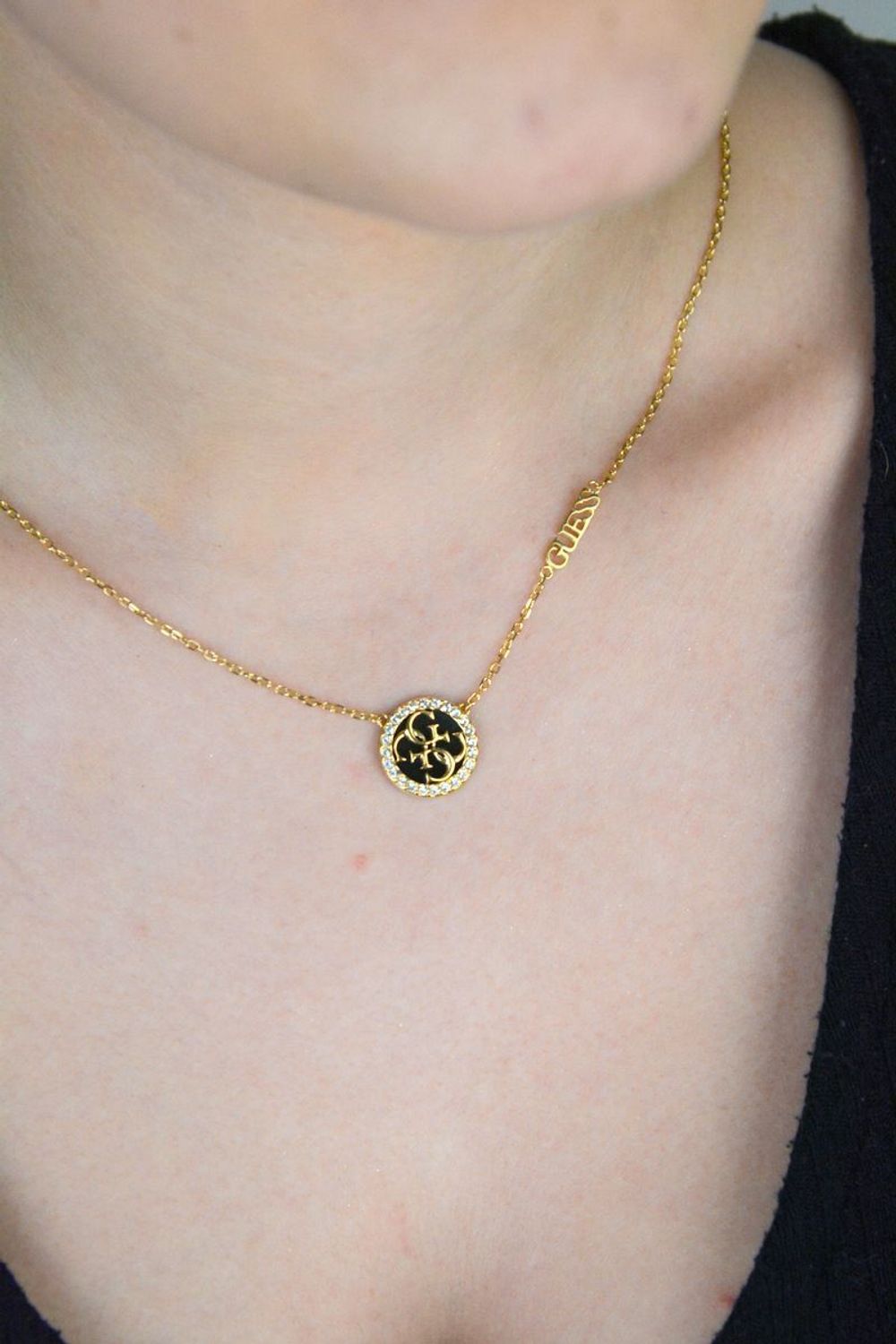 Naszyjnik damski Guess 🖤 pozłacany stalowy  Czarna okrągła zawieszka z logo.jpg