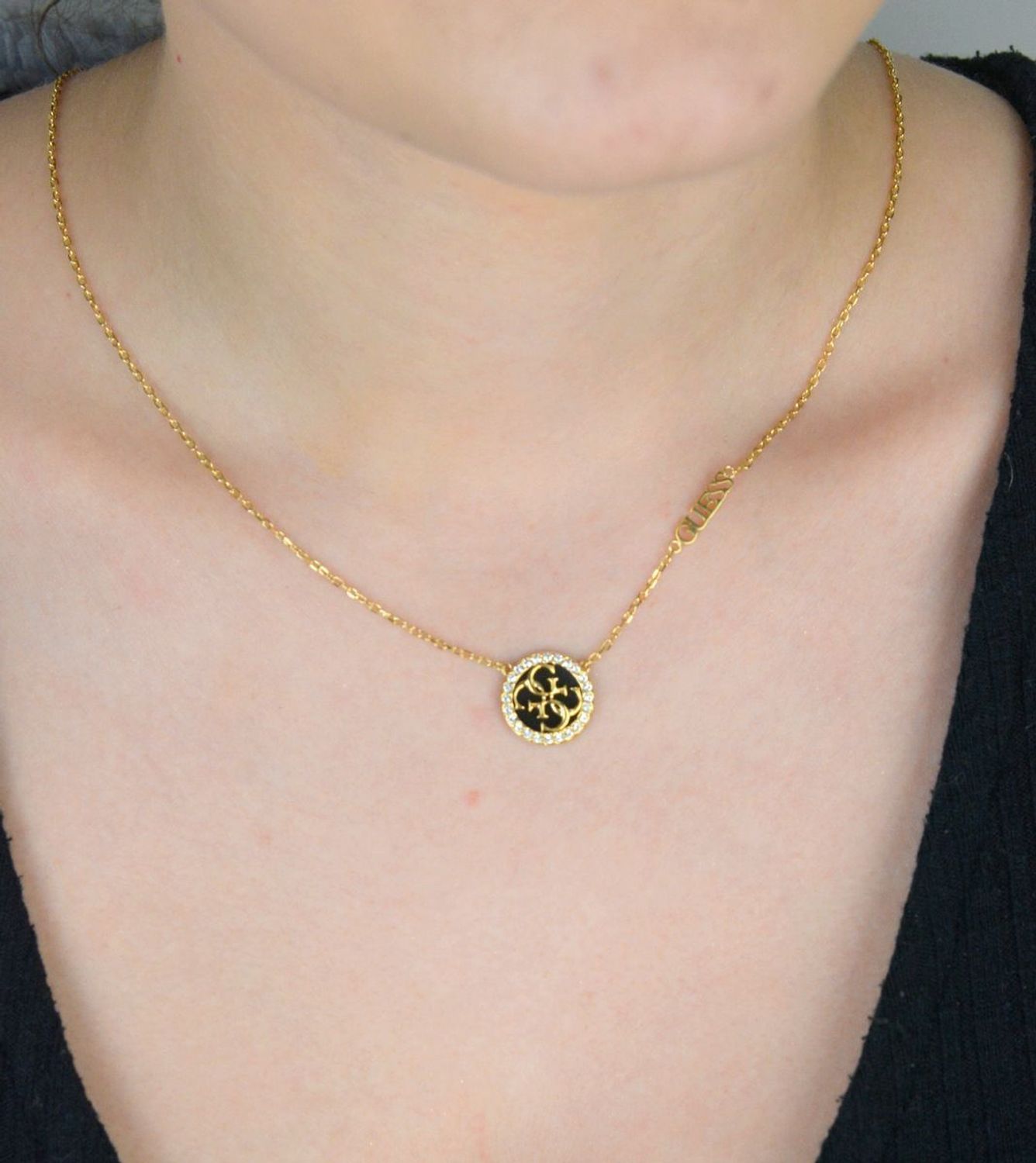 Naszyjnik damski Guess 🖤 pozłacany stalowy  Czarna okrągła zawieszka z logo.jpg