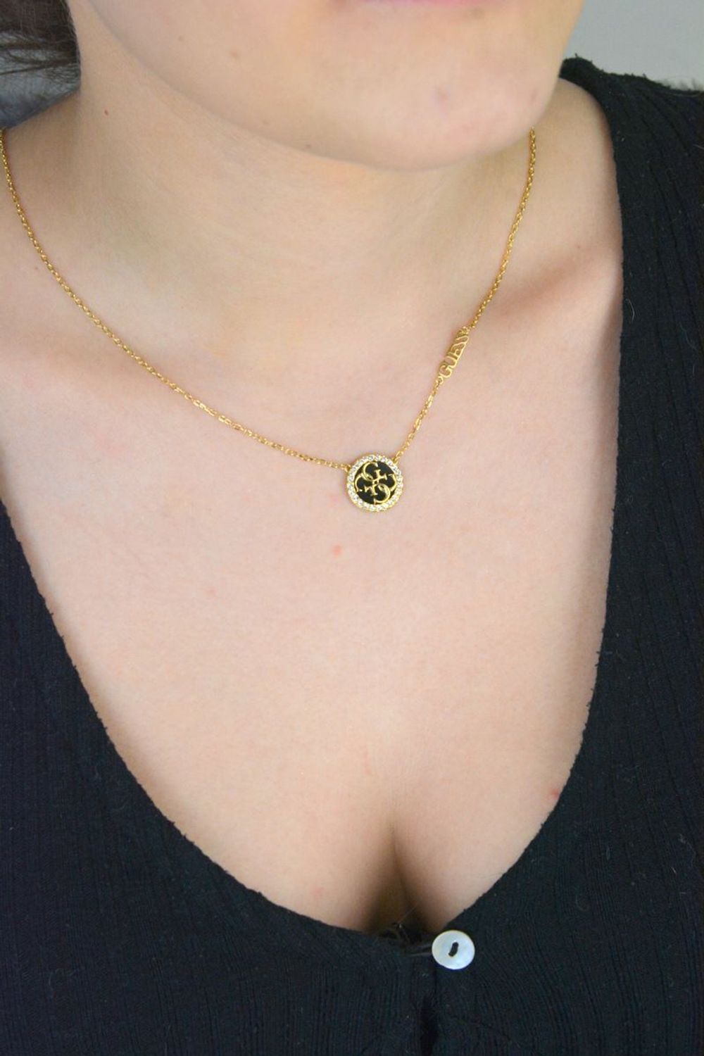 Naszyjnik damski Guess 🖤 pozłacany stalowy  Czarna okrągła zawieszka z logo.jpg