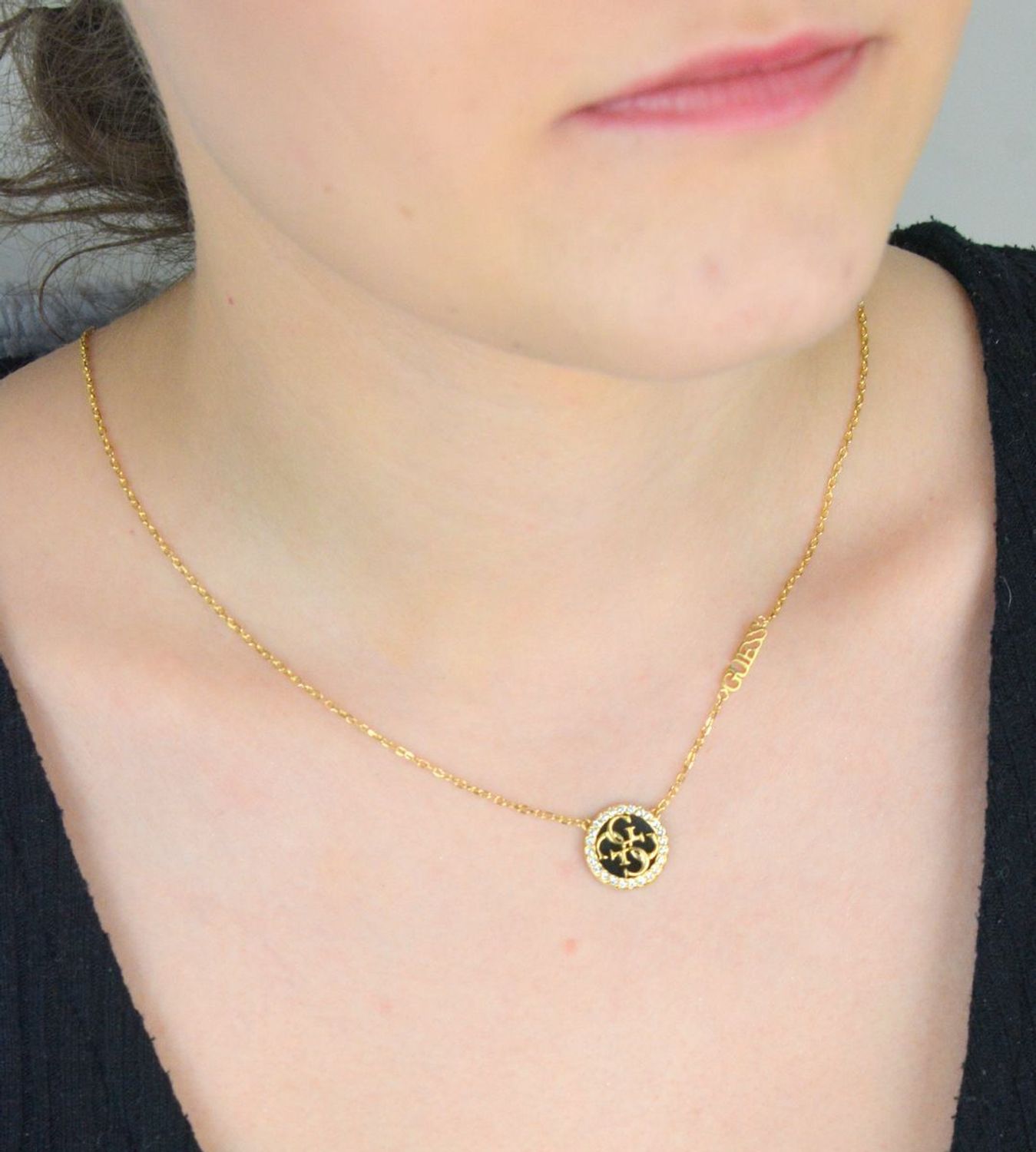 Naszyjnik damski Guess 🖤 pozłacany stalowy  Czarna okrągła zawieszka z logo.jpg