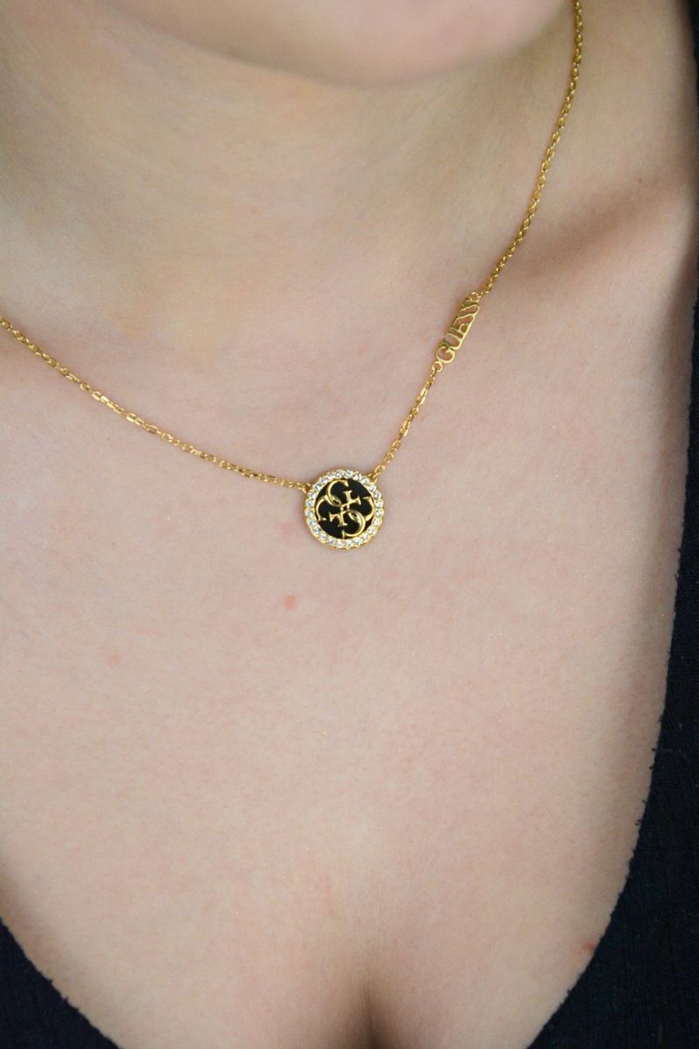 Naszyjnik damski Guess 🖤 pozłacany stalowy  Czarna okrągła zawieszka z logo.jpg