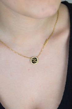 Pozłacany naszyjnik Guess 🖤 z czarną okrągłą zawieszką (1,5 cm) i logo marki. Długość regulowana 40–48 cm, stal szlachetna – elegancki dodatek na każdą okazję 🎁 Model JUBN02146JWYGBKT-U (1).JPG