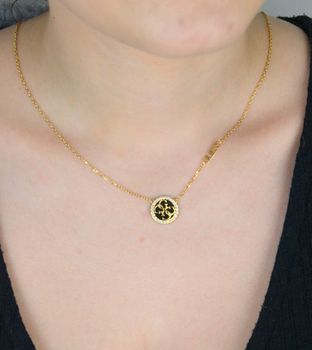 Pozłacany naszyjnik Guess 🖤 z czarną okrągłą zawieszką (1,5 cm) i logo marki. Długość regulowana 40–48 cm, stal szlachetna – elegancki dodatek na każdą okazję 🎁 Model JUBN02146JWYGBKT-U (2).JPG