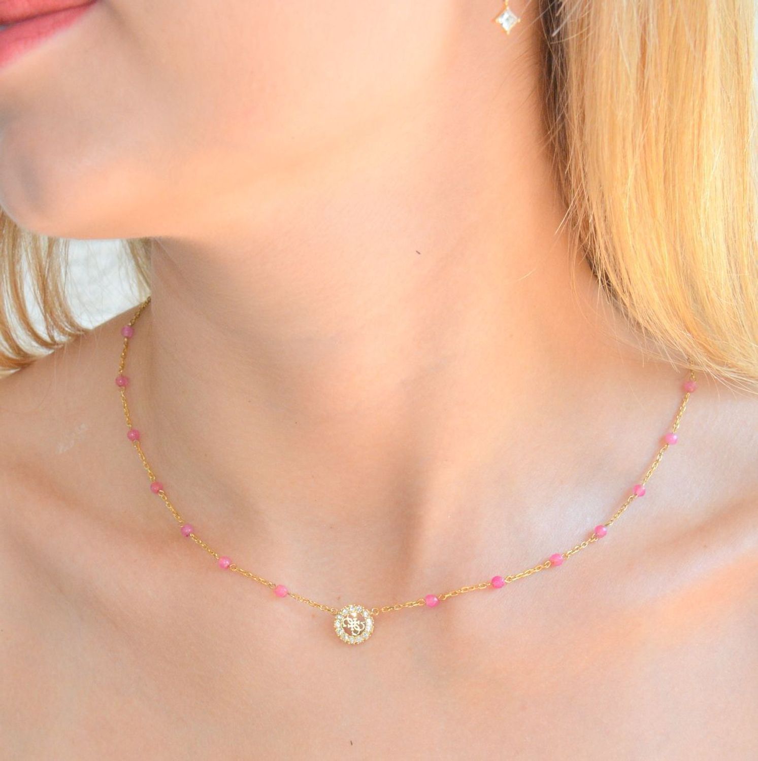 Naszyjnik damski GUESS z różowymi kuleczkami i logo JUBN03073JWYGFC. Markowy naszyjnik Guess ze stali. Naszyjnik idealny na lato. Oryginalna biżuteria Guess. Naszyjnik na prezent..webp