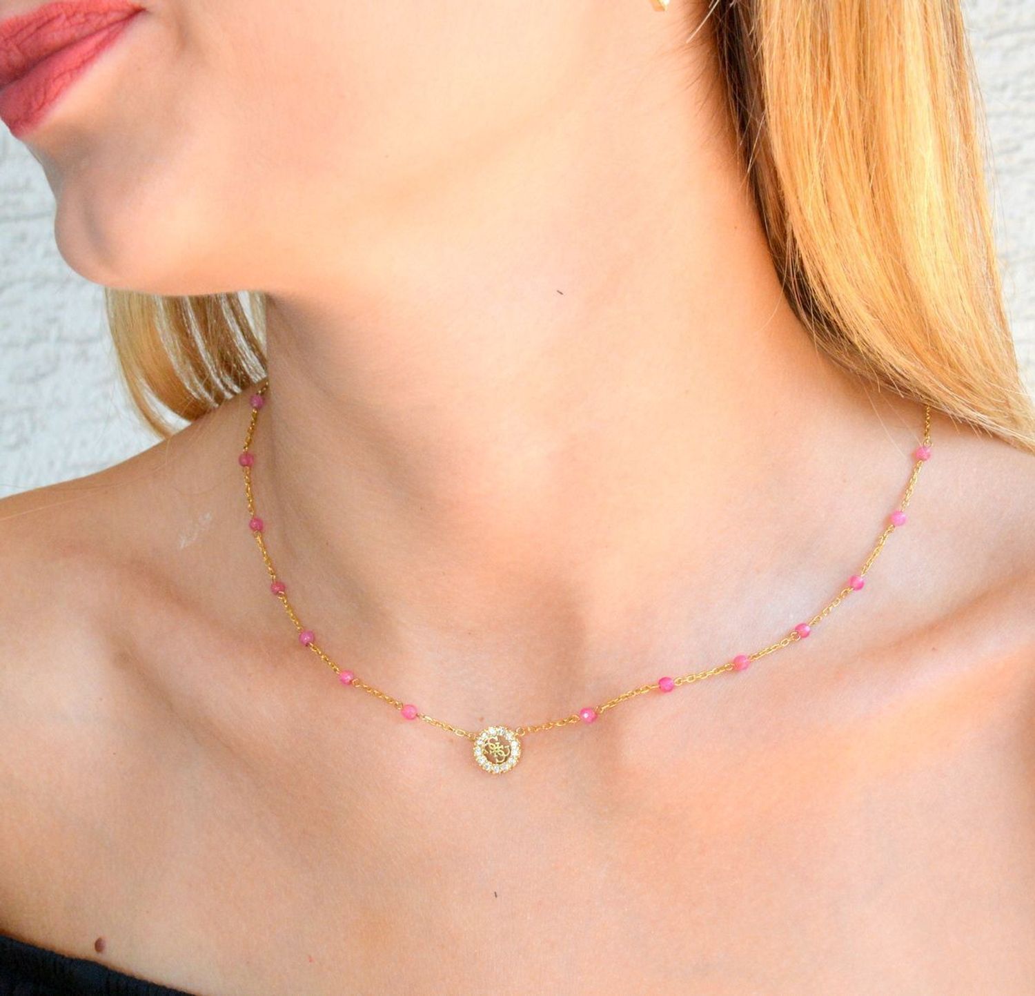 Naszyjnik damski GUESS z różowymi kuleczkami i logo JUBN03073JWYGFC. Markowy naszyjnik Guess ze stali. Naszyjnik idealny na lato. Oryginalna biżuteria Guess. Naszyjnik na prezent..webp