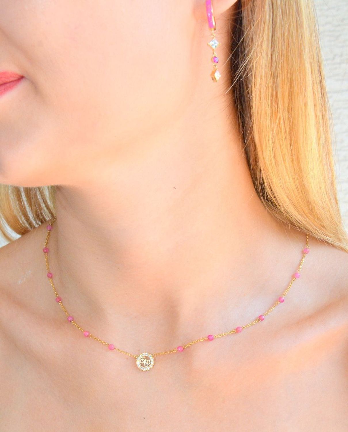 Naszyjnik damski GUESS z różowymi kuleczkami i logo JUBN03073JWYGFC. Markowy naszyjnik Guess ze stali. Naszyjnik idealny na lato. Oryginalna biżuteria Guess. Naszyjnik na prezent..webp