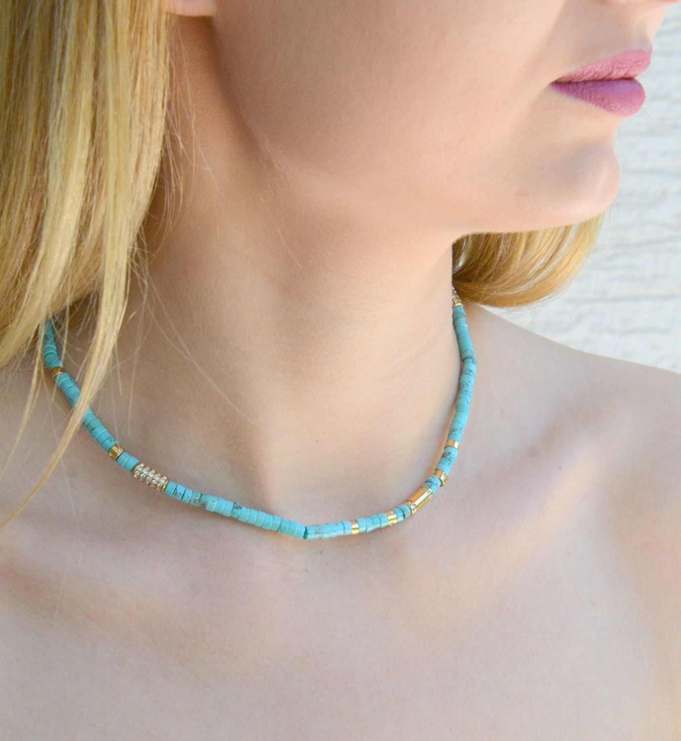 Naszyjnik damski GUESS pokryty złotem z kamieniami naturalnymi Howlit JUBN03075JWYGTQT-U. Naszyjnik została wykonana z dbałością o szczegóły. Stalowy naszyjnik w kolorze złotym. Naszyjnik idealny na prezent dla kobiety..jpg