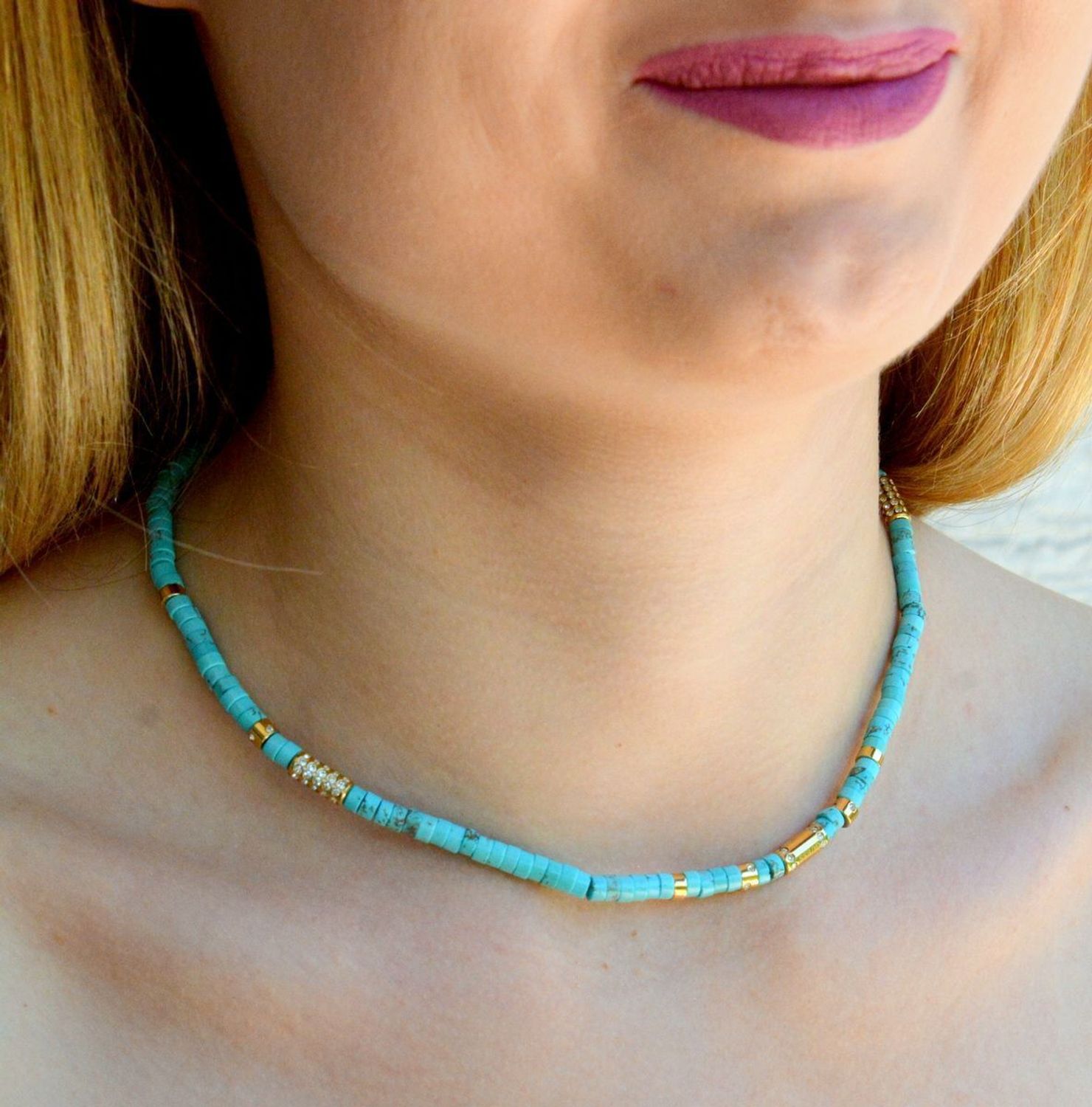 Naszyjnik damski GUESS pokryty złotem z kamieniami naturalnymi Howlit JUBN03075JWYGTQT-U. Naszyjnik została wykonana z dbałością o szczegóły. Stalowy naszyjnik w kolorze złotym. Naszyjnik idealny na prezent dla kobiety..jpg