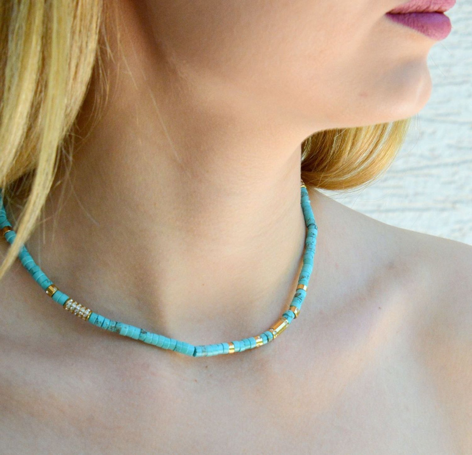 Naszyjnik damski GUESS pokryty złotem z kamieniami naturalnymi Howlit JUBN03075JWYGTQT-U. Naszyjnik została wykonana z dbałością o szczegóły. Stalowy naszyjnik w kolorze złotym. Naszyjnik idealny na prezent dla kobiety..jpg