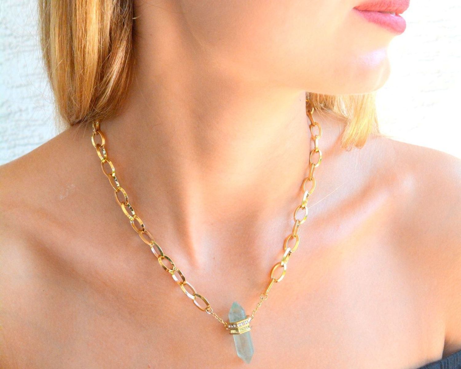 Naszyjnik damski GUESS Good Vibes kamień Fluoryt JUBN03117JWYGF. Naszyjnik markowy z kamieniem naturalnym Guess. Oryginalna biżuteria Guess. Naszyjnik z fluorytem. Naszyjnik duży kamień naturalny..jpg