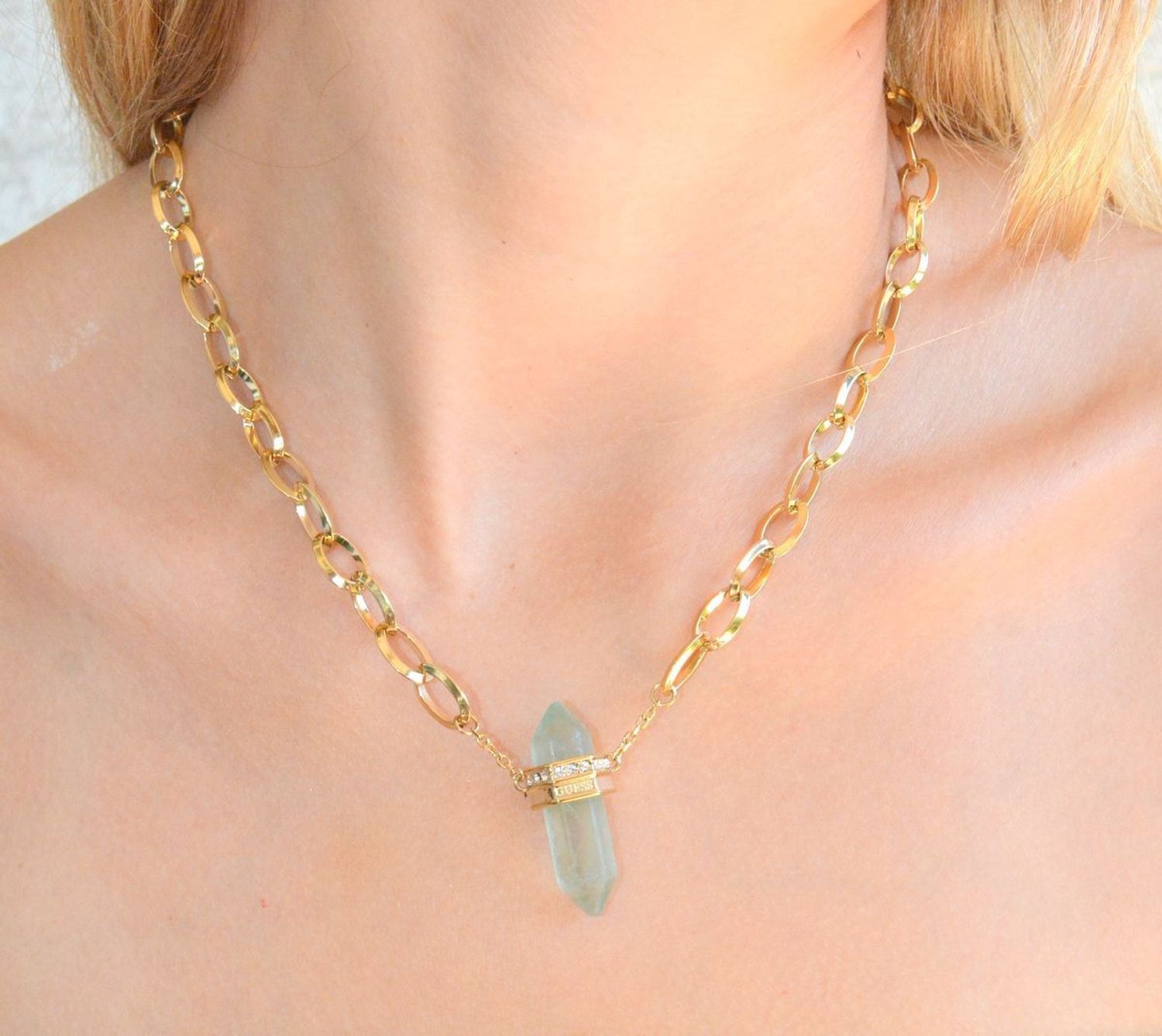 Naszyjnik damski GUESS Good Vibes kamień Fluoryt JUBN03117JWYGF. Naszyjnik markowy z kamieniem naturalnym Guess. Oryginalna biżuteria Guess. Naszyjnik z fluorytem. Naszyjnik duży kamień naturalny..jpg