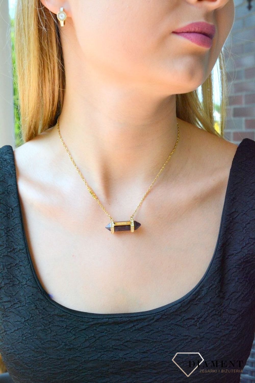 Naszyjnik damski Guess Good Vibes z ametystem JUBN03118JWYGAMT-U. Stalowy, ozdobny naszyjnik z zawieszką kamieniem naturalnym - Ametyst. Wyjątkowa ozdoba, która świetnie się sprawdzi jako dodatek do letnich stylizacji.Idealny naszyjnik na l.jpg