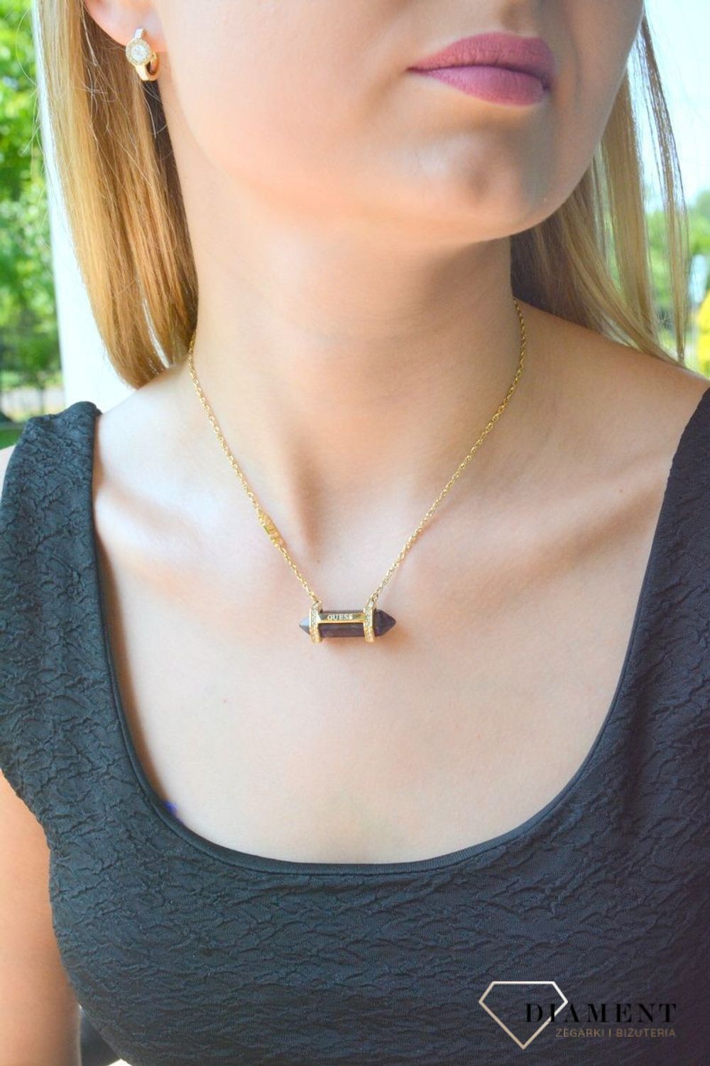 Naszyjnik damski Guess Good Vibes z ametystem JUBN03118JWYGAMT-U. Stalowy, ozdobny naszyjnik z zawieszką kamieniem naturalnym - Ametyst. Wyjątkowa ozdoba, która świetnie się sprawdzi jako dodatek do letnich stylizacji.Idealny naszyjnik na l.jpg