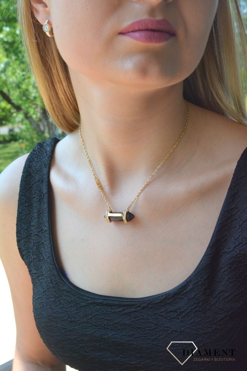 Naszyjnik damski Guess Good Vibes z ametystem JUBN03118JWYGAMT-U. Stalowy, ozdobny naszyjnik z zawieszką kamieniem naturalnym - Ametyst. Wyjątkowa ozdoba, która świetnie się sprawdzi jako dodatek do letnich stylizacji.Idealny naszyjnik na l.jpg