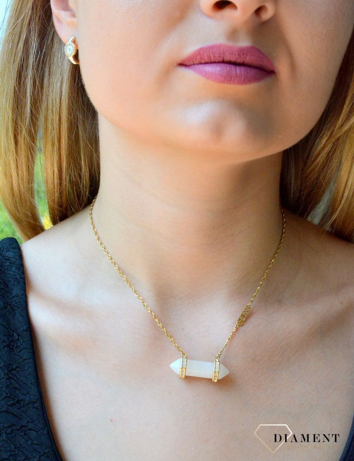 Naszyjnik damski Guess Good Vibes z białym kwarcem JUBN03118JWYGWHT-U. Stalowy, ozdobny naszyjnik z zawieszką kamieniem naturalnym - Biały Kwarc. Wyjątkowa ozdoba, która świetnie się sprawdzi jako dodatek do letnich stylizacji.Idealny naszy.jpg