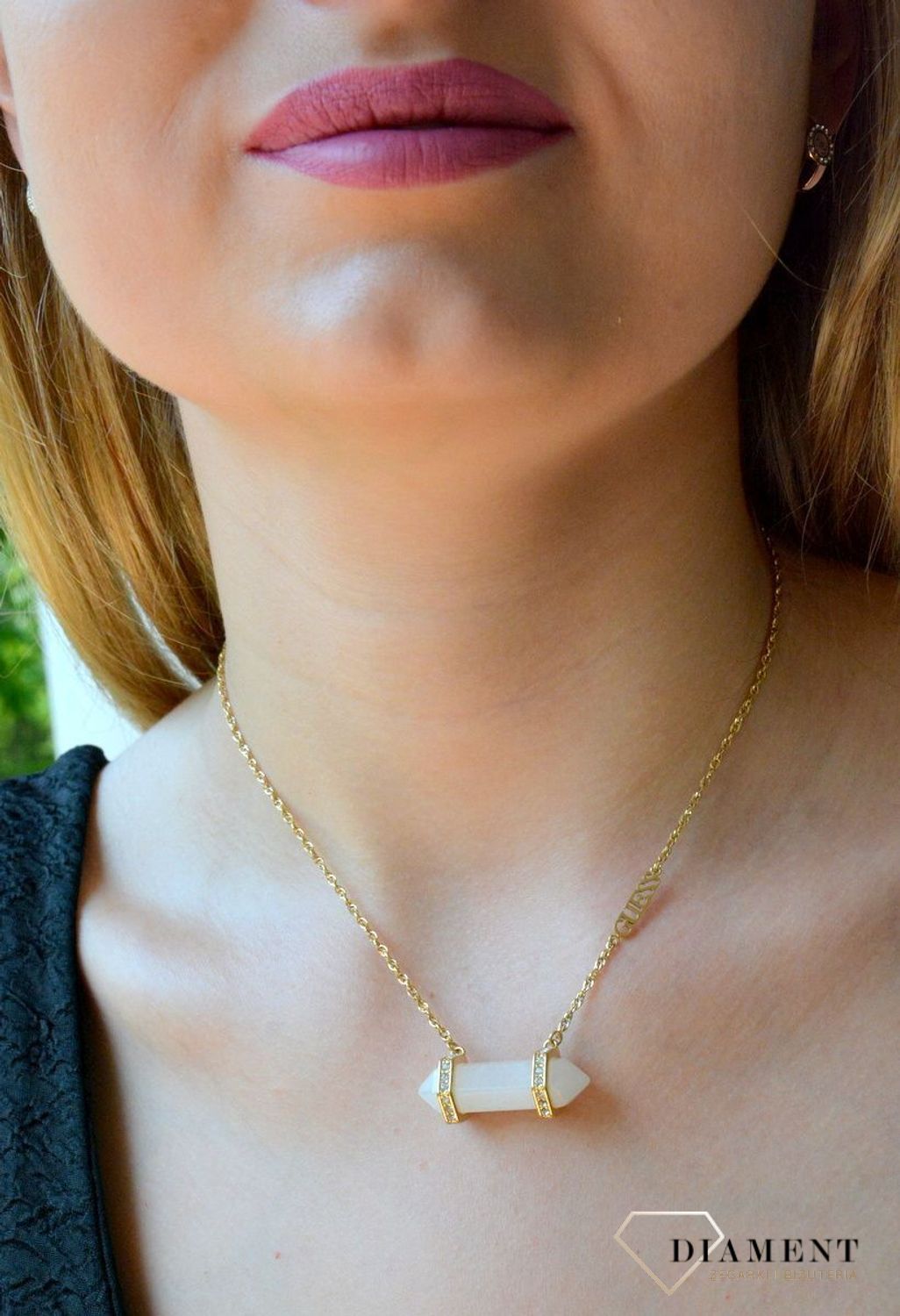 Naszyjnik damski Guess Good Vibes z białym kwarcem JUBN03118JWYGWHT-U. Stalowy, ozdobny naszyjnik z zawieszką kamieniem naturalnym - Biały Kwarc. Wyjątkowa ozdoba, która świetnie się sprawdzi jako dodatek do letnich stylizacji.Idealny naszy.jpg