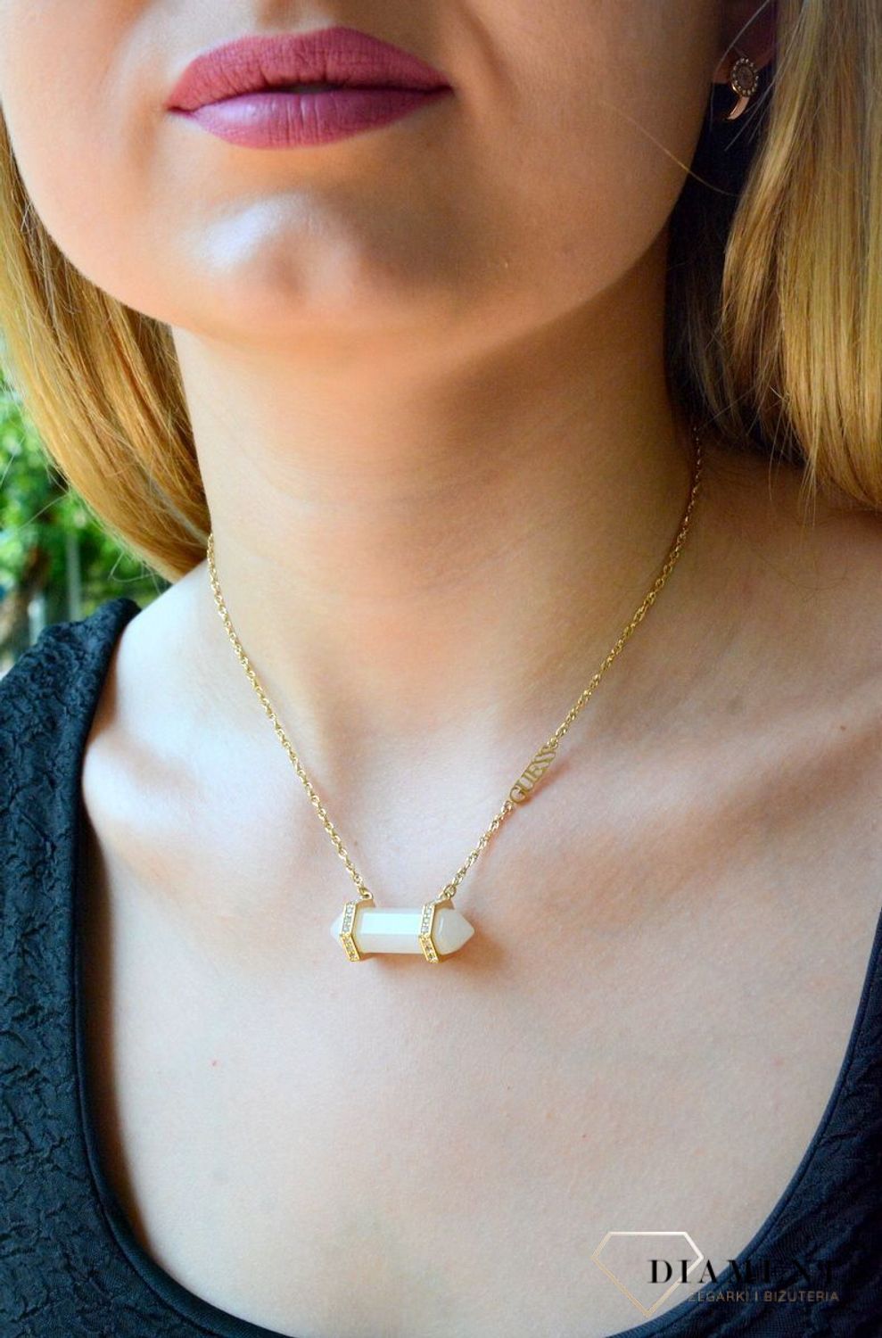 Naszyjnik damski Guess Good Vibes z białym kwarcem JUBN03118JWYGWHT-U. Stalowy, ozdobny naszyjnik z zawieszką kamieniem naturalnym - Biały Kwarc. Wyjątkowa ozdoba, która świetnie się sprawdzi jako dodatek do letnich stylizacji.Idealny naszy.jpg