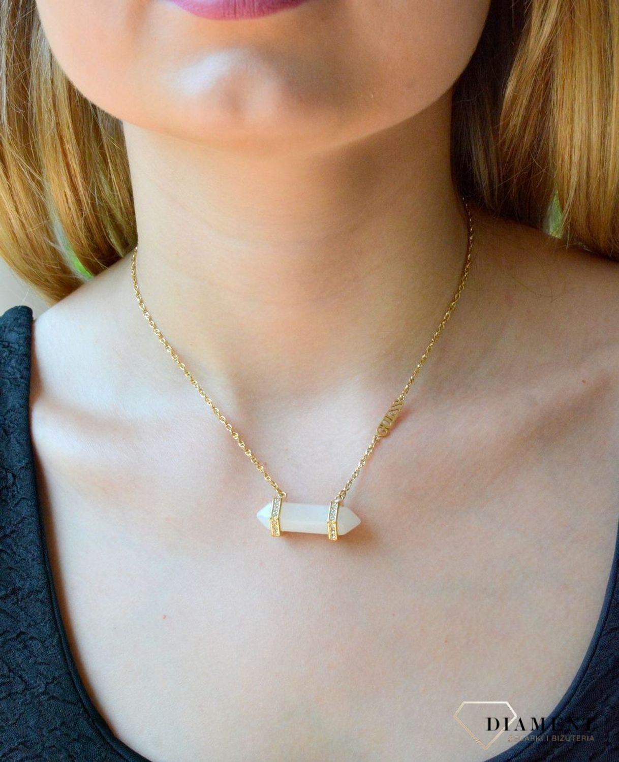 Naszyjnik damski Guess Good Vibes z białym kwarcem JUBN03118JWYGWHT-U. Stalowy, ozdobny naszyjnik z zawieszką kamieniem naturalnym - Biały Kwarc. Wyjątkowa ozdoba, która świetnie się sprawdzi jako dodatek do letnich stylizacji.Idealny naszy.jpg