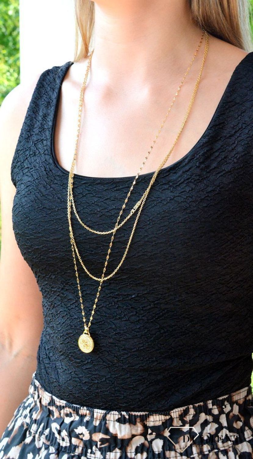 Naszyjnik damski Guess Dreaming JUBN03127JWYGT-U . Stalowy, ozdobny naszyjnik z zawieszką okrągłą  wysadzoną cyrkoniami i ozdobioną logo marki Guess. Wyjątkowa ozdoba, która świetnie się sprawdzi jako dodatek do letnich stylizacji. Naszyjnik 68.jpg