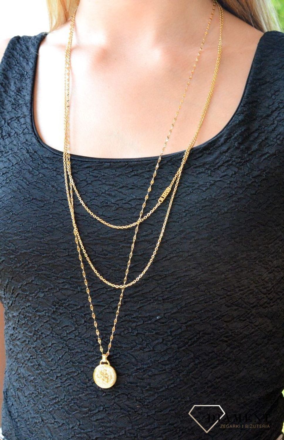 Naszyjnik damski Guess Dreaming JUBN03127JWYGT-U . Stalowy, ozdobny naszyjnik z zawieszką okrągłą  wysadzoną cyrkoniami i ozdobioną logo marki Guess. Wyjątkowa ozdoba, która świetnie się sprawdzi jako dodatek do letnich stylizacji. Naszyjnik 68.jpg