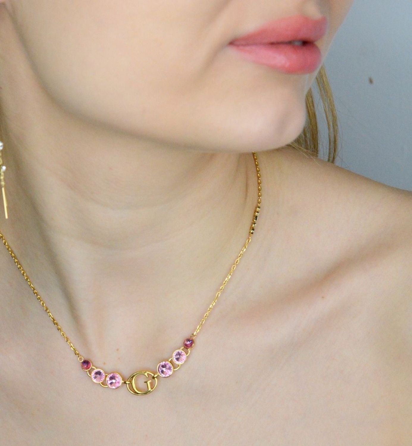 Naszyjnik damski Guess stalowy celebrytka logo Guess z różowymi cyrkoniami JUBN03357JWYGRST-U. Naszyjnik damski Guess. Naszyjnik damski stalowy. Naszyjnik Guess. Naszyjnik damski w złotym kolorze. Naszyjnik Guess na prezent..jpg