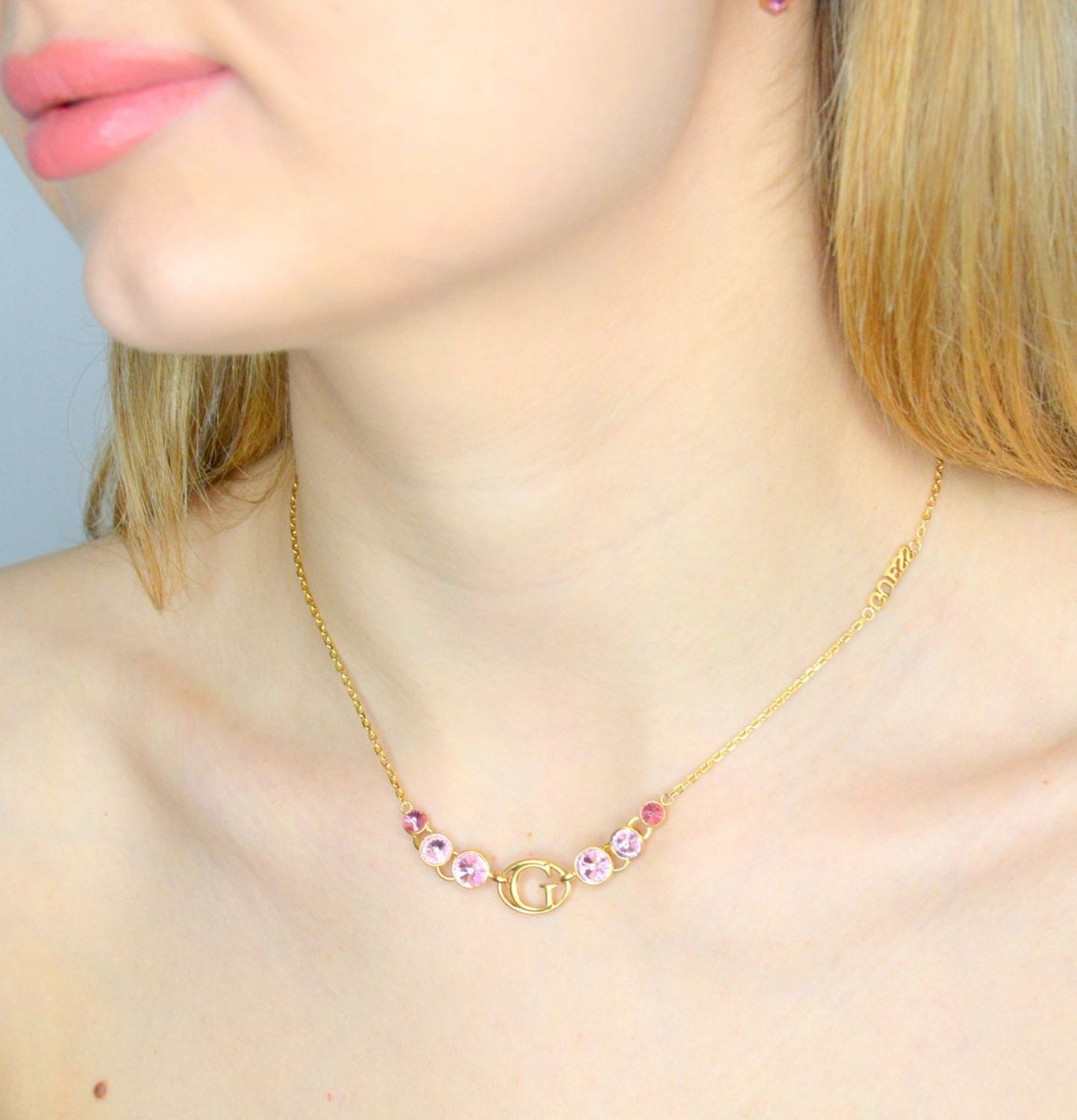 Naszyjnik damski Guess stalowy celebrytka logo Guess z różowymi cyrkoniami JUBN03357JWYGRST-U. Naszyjnik damski Guess. Naszyjnik damski stalowy. Naszyjnik Guess. Naszyjnik damski w złotym kolorze. Naszyjnik Guess na prezent..jpg