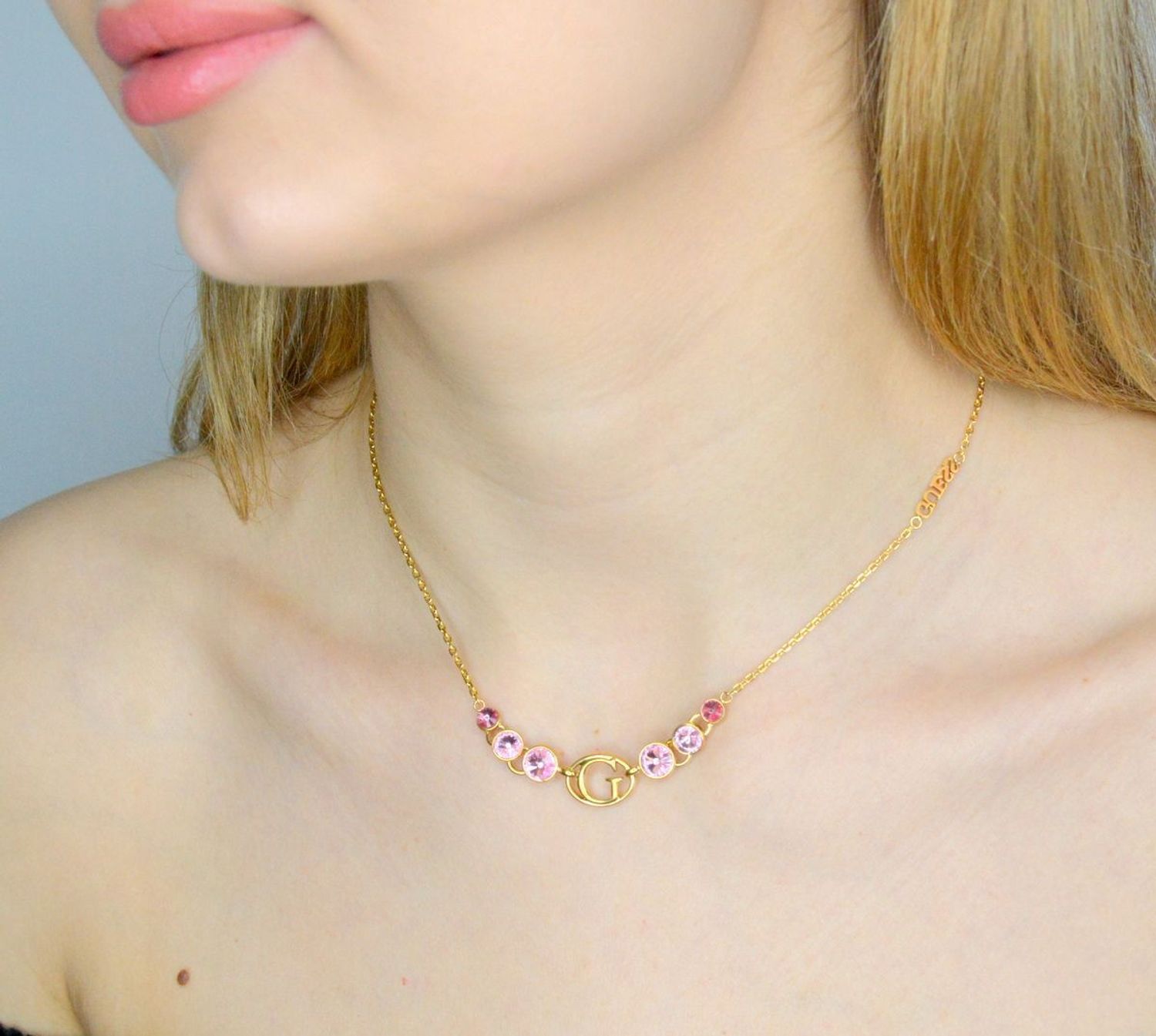 Naszyjnik damski Guess stalowy celebrytka logo Guess z różowymi cyrkoniami JUBN03357JWYGRST-U. Naszyjnik damski Guess. Naszyjnik damski stalowy. Naszyjnik Guess. Naszyjnik damski w złotym kolorze. Naszyjnik Guess na prezent..jpg