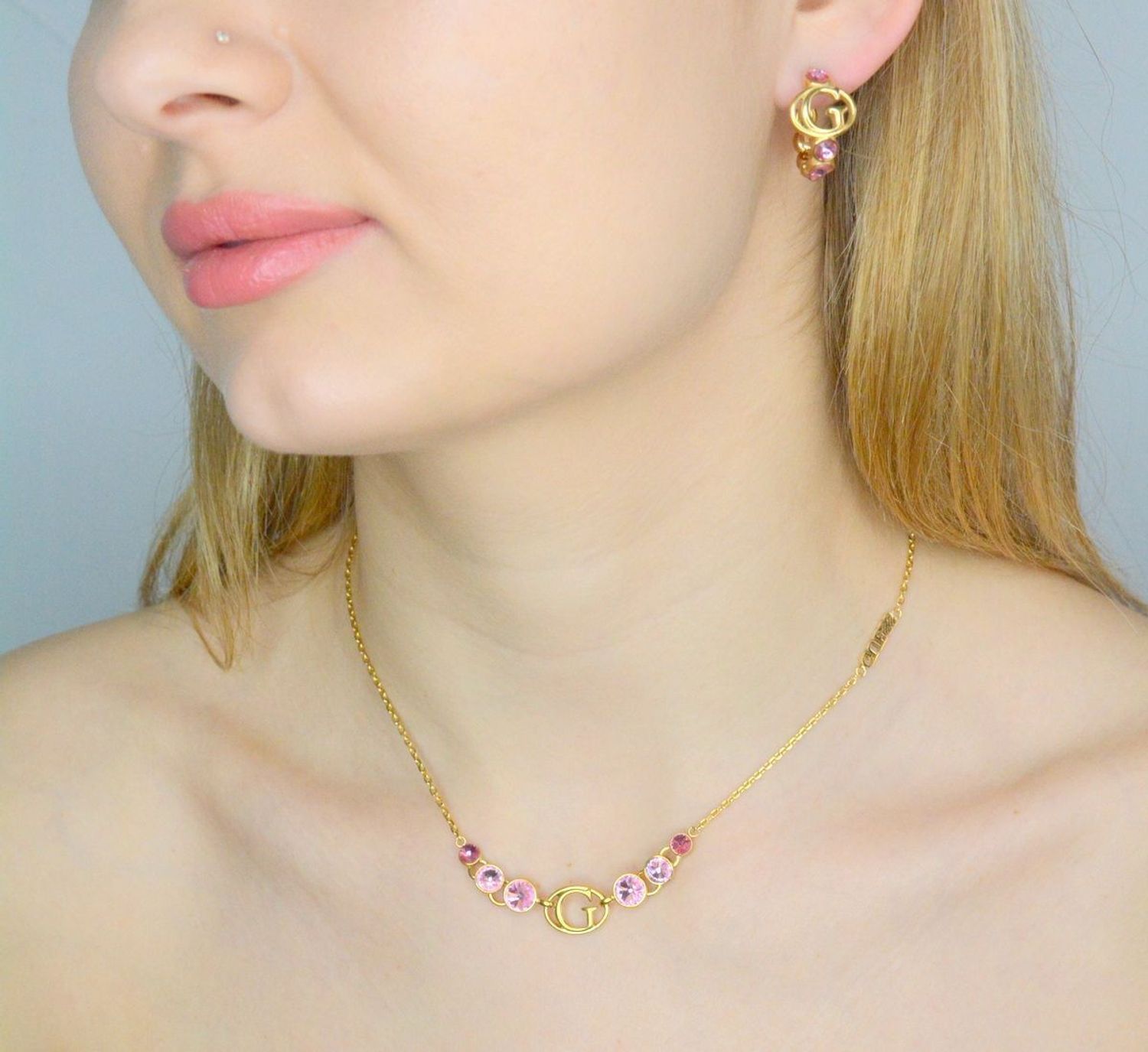 Naszyjnik damski Guess stalowy celebrytka logo Guess z różowymi cyrkoniami JUBN03357JWYGRST-U. Naszyjnik damski Guess. Naszyjnik damski stalowy. Naszyjnik Guess. Naszyjnik damski w złotym kolorze. Naszyjnik Guess na prezent..jpg