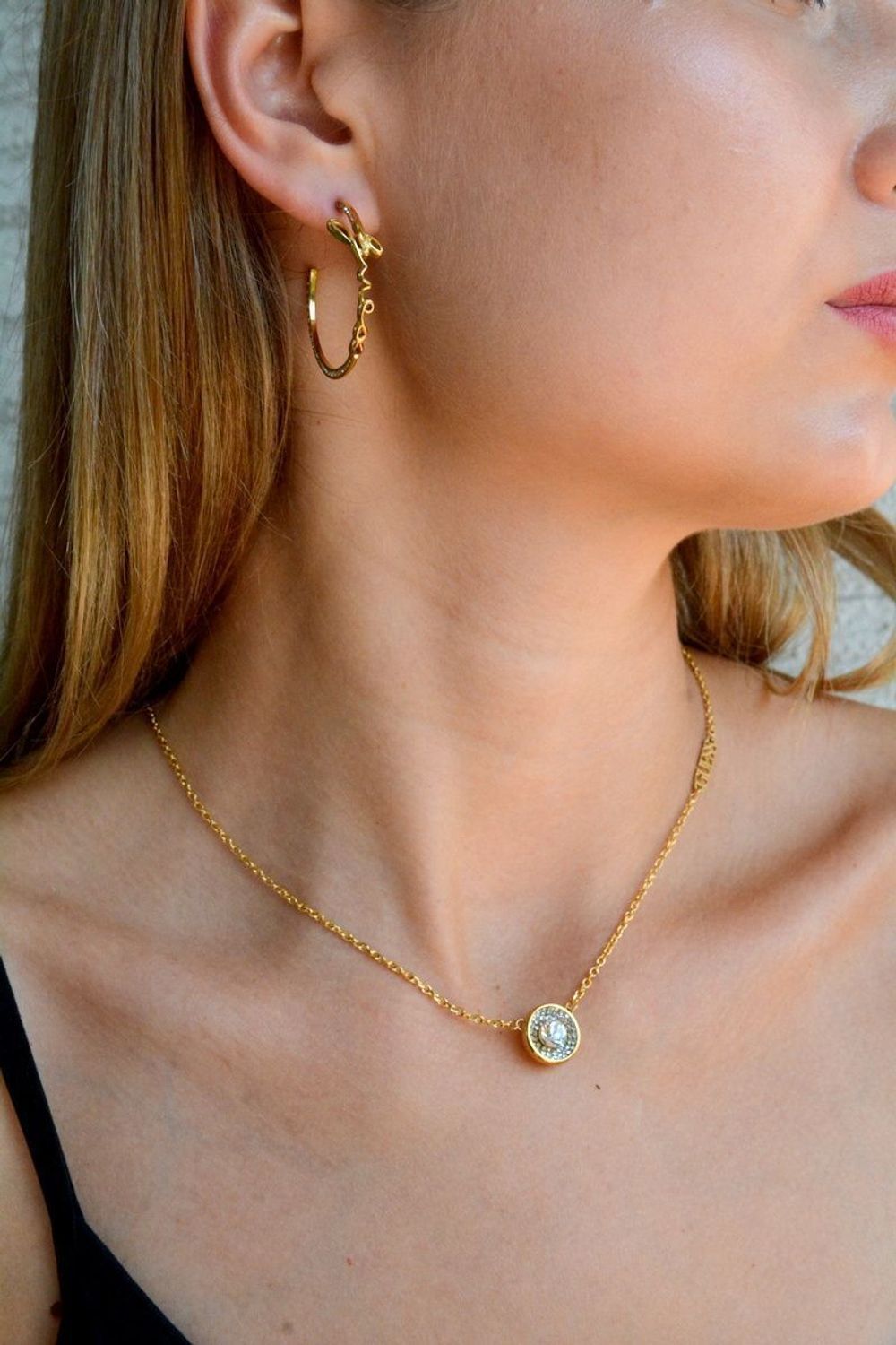 Naszyjnik GUESS JUBN03398JWYGT-U pozłacany z zawieszką ozdobioną kryształami (3).jpg