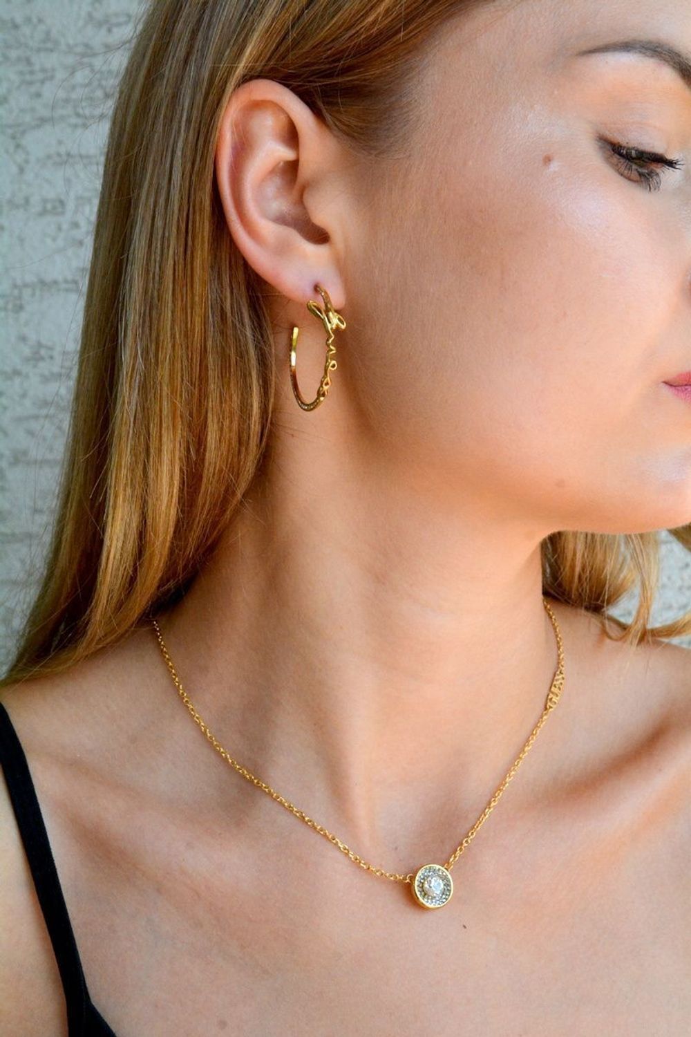 Naszyjnik GUESS JUBN03398JWYGT-U pozłacany z zawieszką ozdobioną kryształami (3).jpg