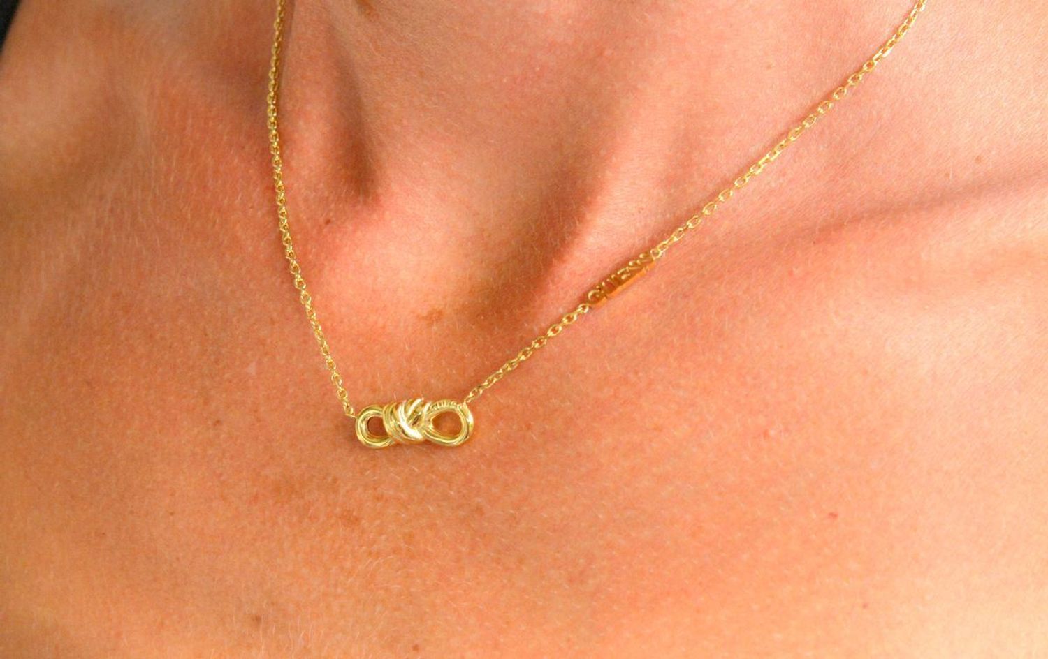 Naszyjnik GUESS pozłacany z zawieszką znak nieskończoności JUBN04010JWYGT-U.png