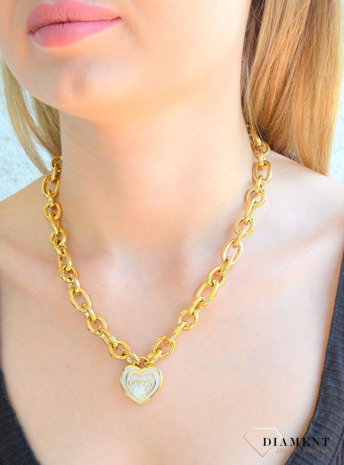 Naszyjnik damski GUESS JUBN04023JWYGWHT-U pokryty złotem z zawieszką serce z cyrkoniami i masą perłową.png