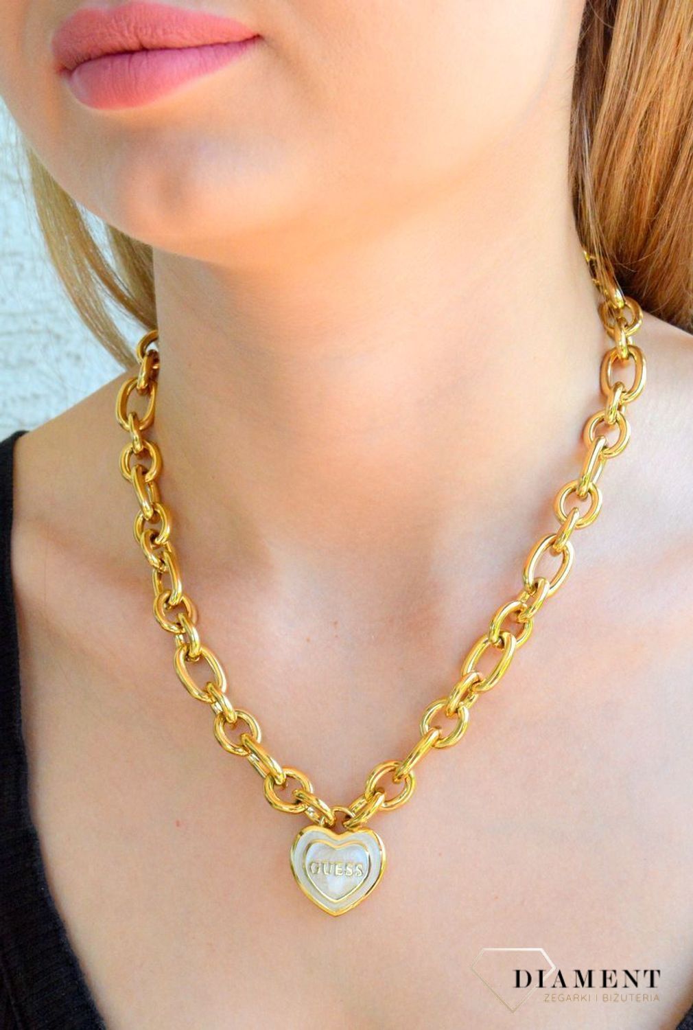 Naszyjnik damski GUESS JUBN04023JWYGWHT-U pokryty złotem z zawieszką serce z cyrkoniami i masą perłową.png