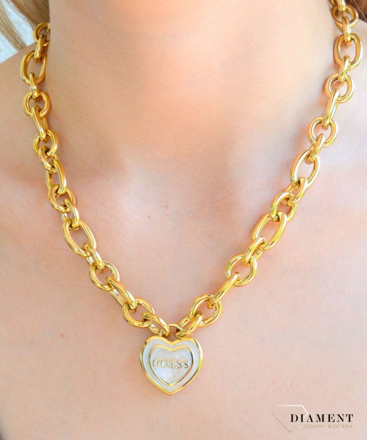 Naszyjnik damski GUESS JUBN04023JWYGWHT-U pokryty złotem z zawieszką serce z cyrkoniami i masą perłową.png
