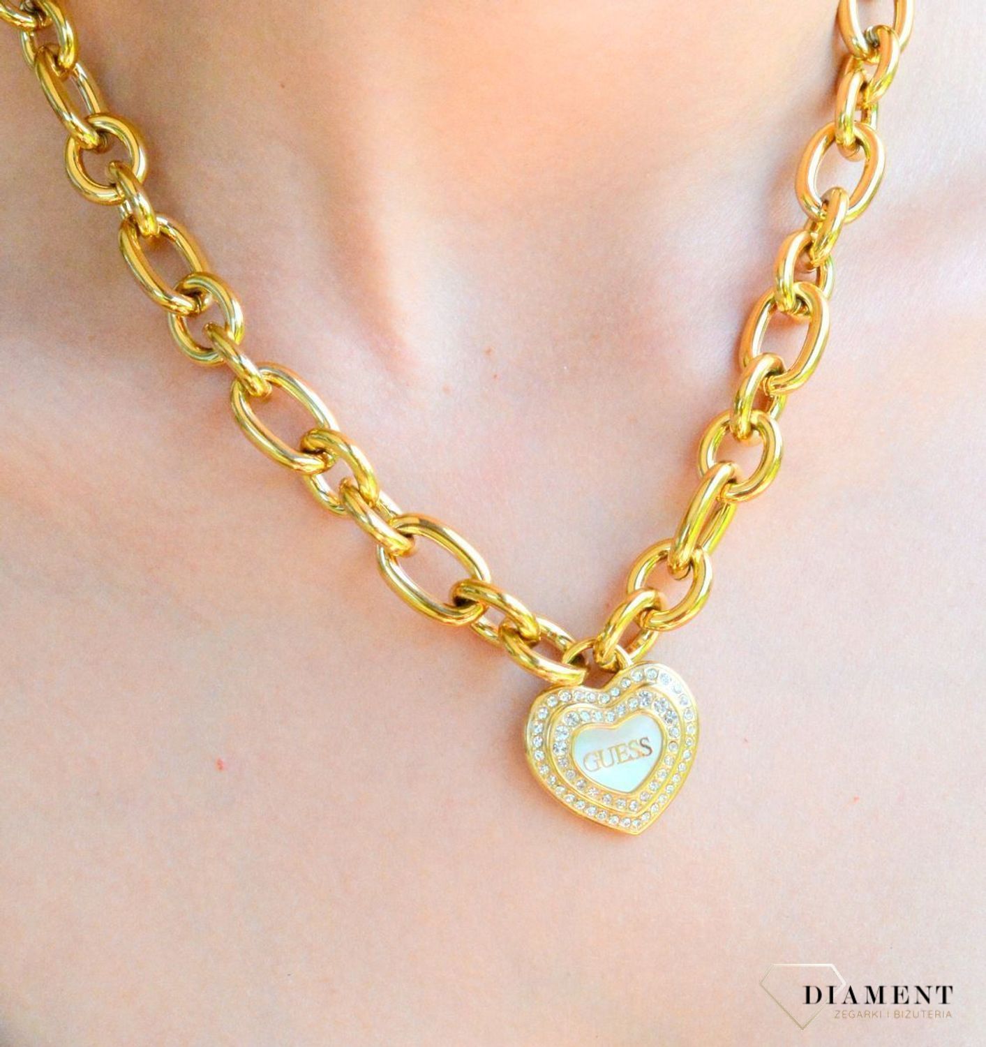 Naszyjnik damski GUESS JUBN04023JWYGWHT-U pokryty złotem z zawieszką serce z cyrkoniami i masą perłową.png