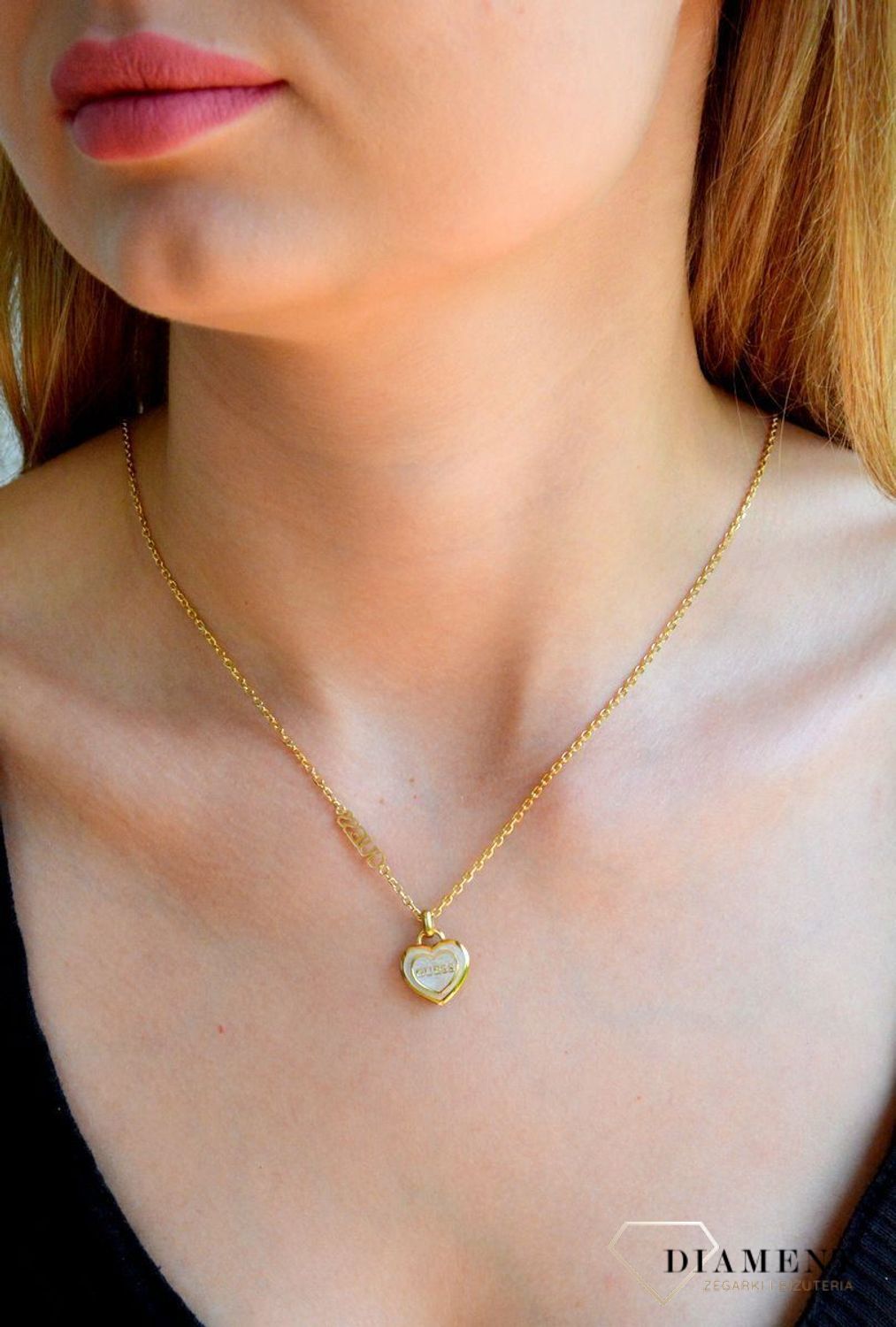 Naszyjnik damski Guess Amami z masą perłową JUBN04026JWYGWHT-U. Oryginalny naszyjnik marki Guess. Biżuteria Guess na prezent dla kobiety. Naszyjnik z sercem Guess..jpg