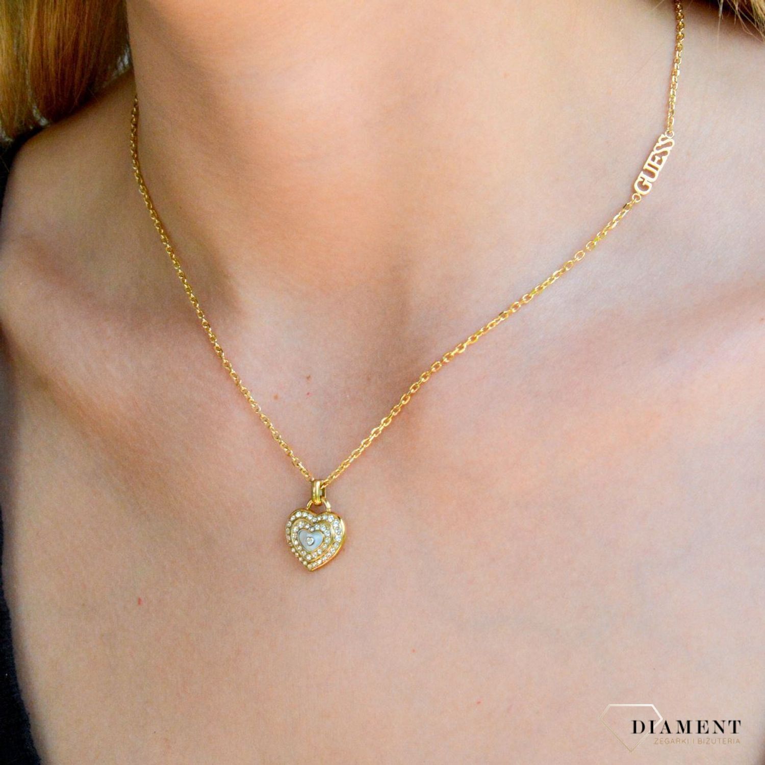 Naszyjnik damski Guess Amami z masą perłową JUBN04026JWYGWHT-U. Oryginalny naszyjnik marki Guess. Biżuteria Guess na prezent dla kobiety. Naszyjnik z sercem Guess..jpg