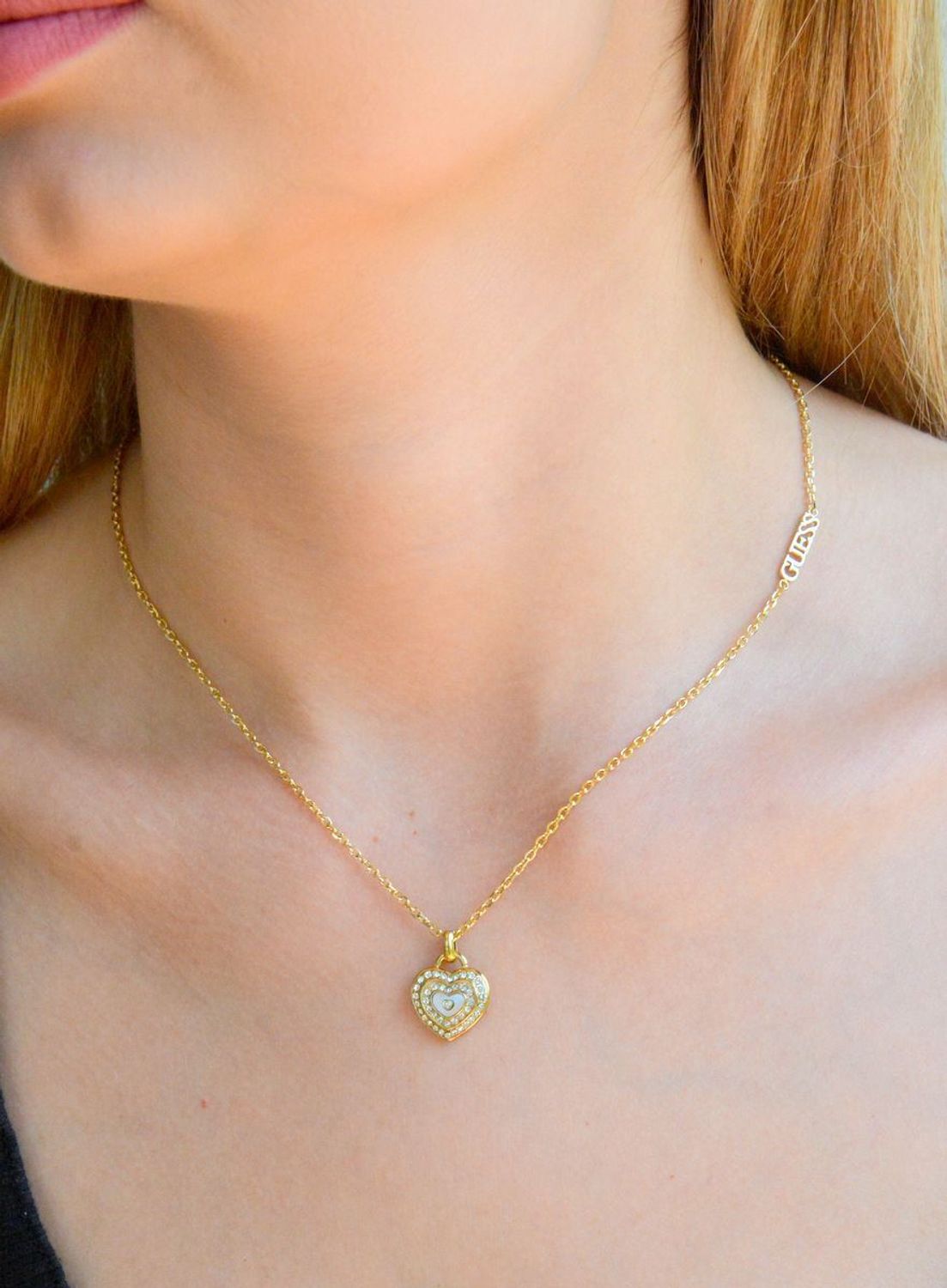 Naszyjnik damski Guess Amami z masą perłową JUBN04026JWYGWHT-U. Oryginalny naszyjnik marki Guess. Biżuteria Guess na prezent dla kobiety. Naszyjnik z sercem Guess..jpg