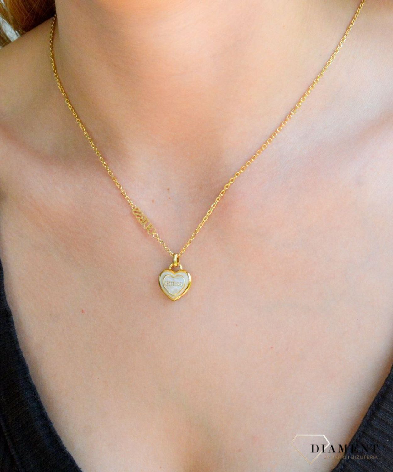 Naszyjnik damski Guess Amami z masą perłową JUBN04026JWYGWHT-U. Oryginalny naszyjnik marki Guess. Biżuteria Guess na prezent dla kobiety. Naszyjnik z sercem Guess..jpg